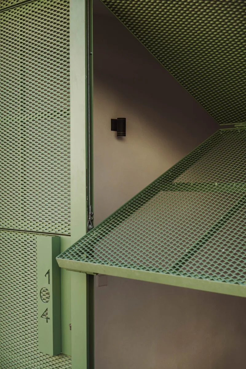Detailfoto des grünen Metalltors