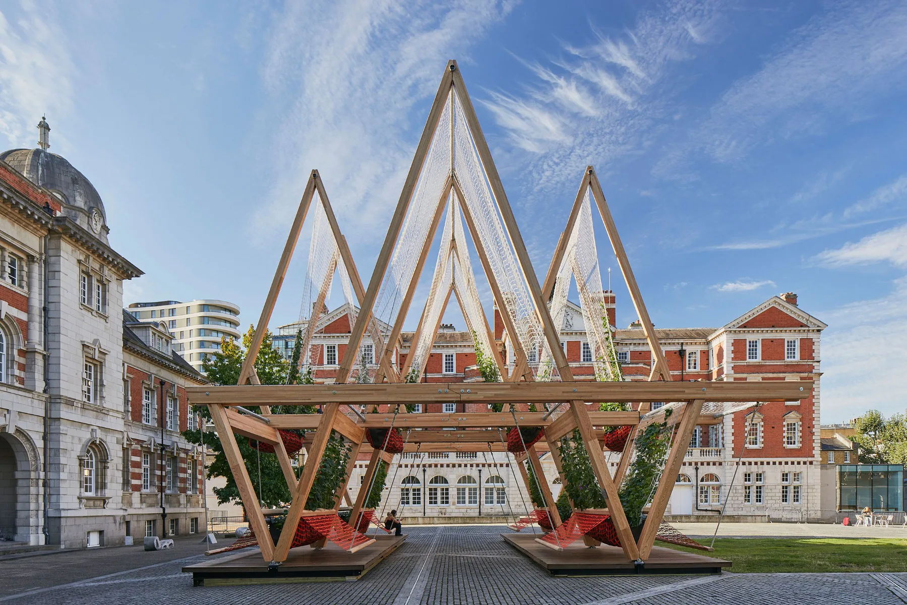 Die temporäre Holzkonstruktion steht im Hof der Chelsea School of Art in London.