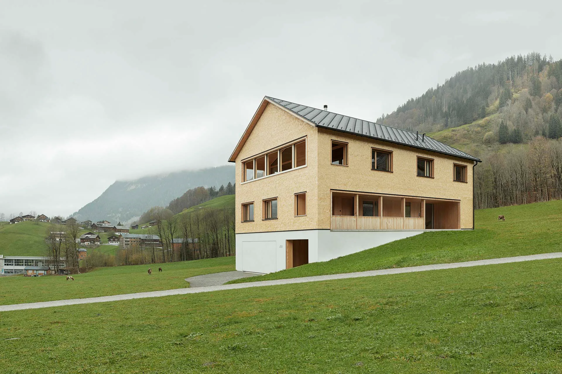 Haus LP liegt an einem von Nord nach Süd leicht abfallenden Hang.