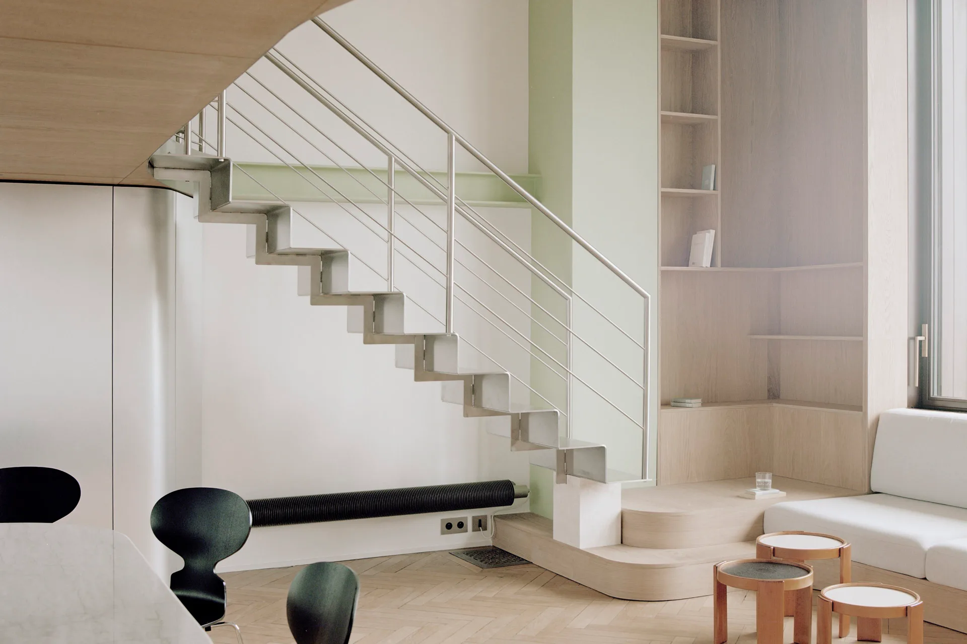 Eine filigrane Stahltreppe führt auf die Empore.