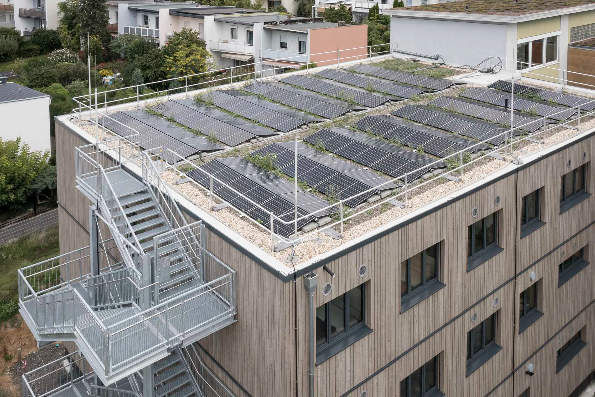 Die Photovoltaikanlage und das Gründach sind Teil des nachhaltigen Konzepts des neuen Schulgebäudes.