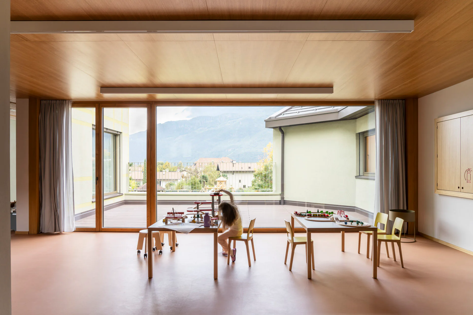Blick auf die Terrasse zwischen Bestandsgebäude und Ergänzungsbau.