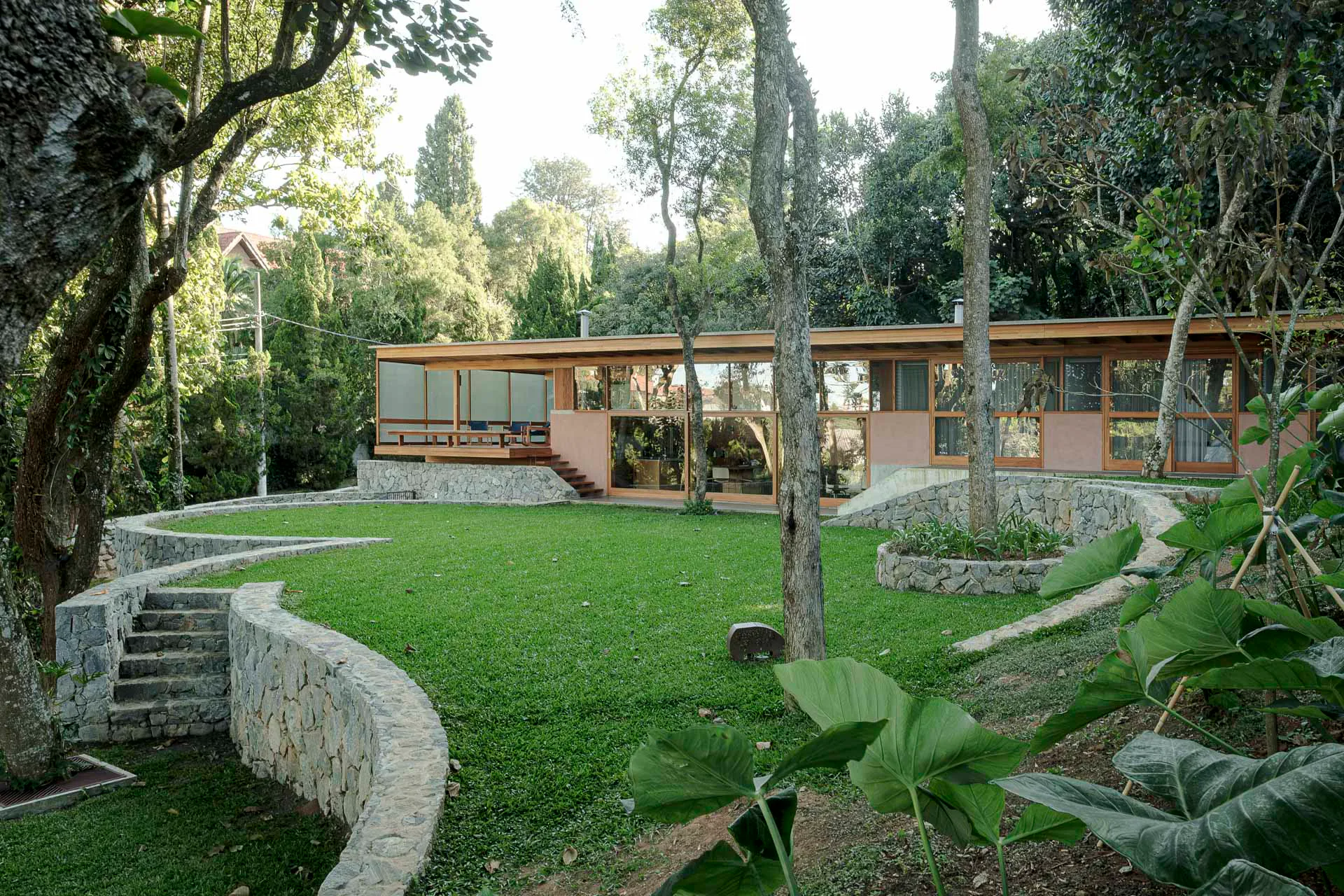Seitenfassade und Terrassengarten der Casa dos Terraços Circulares von Denis Joelsons