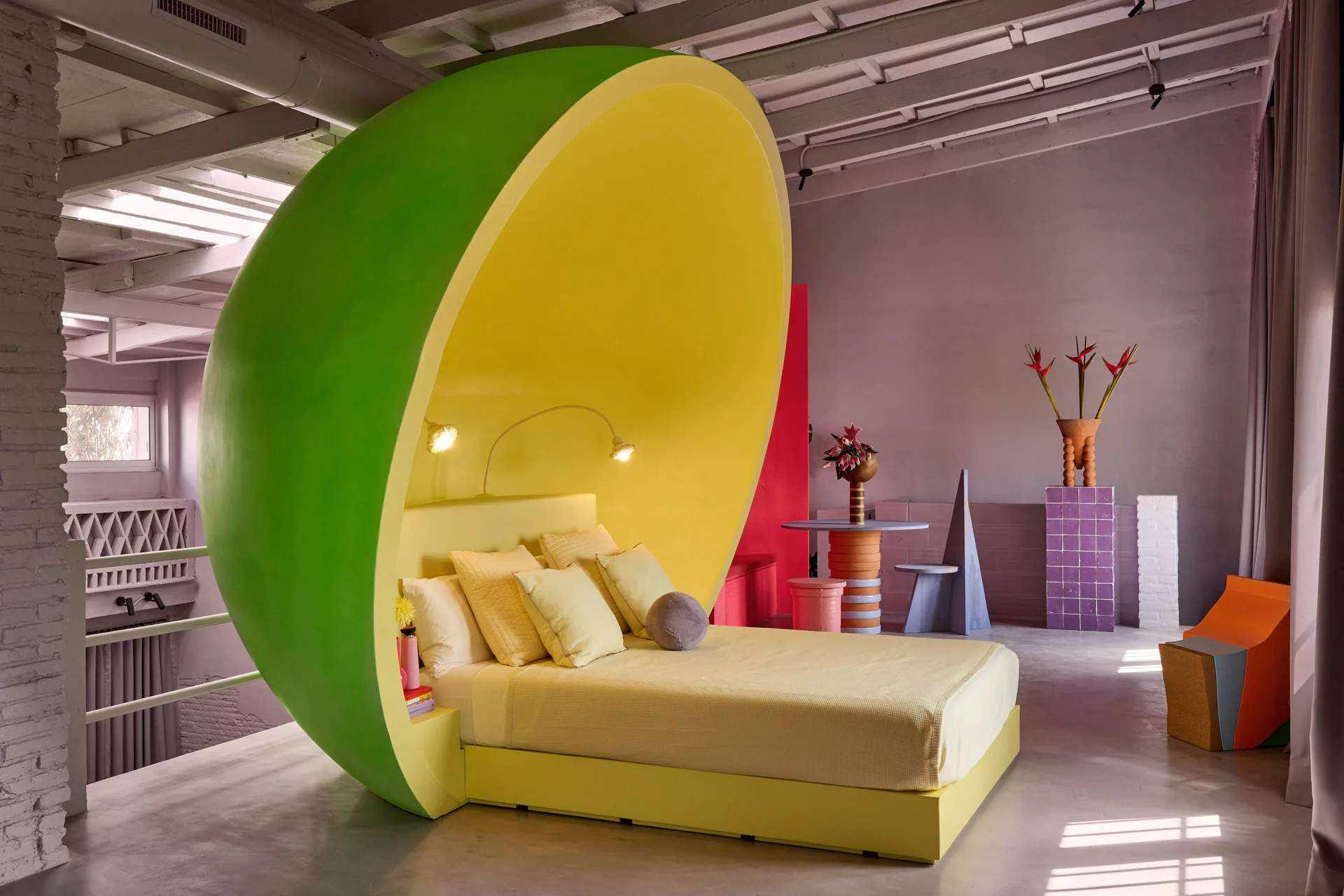 Das Bett ist mit einer Halbkugel überdacht.
