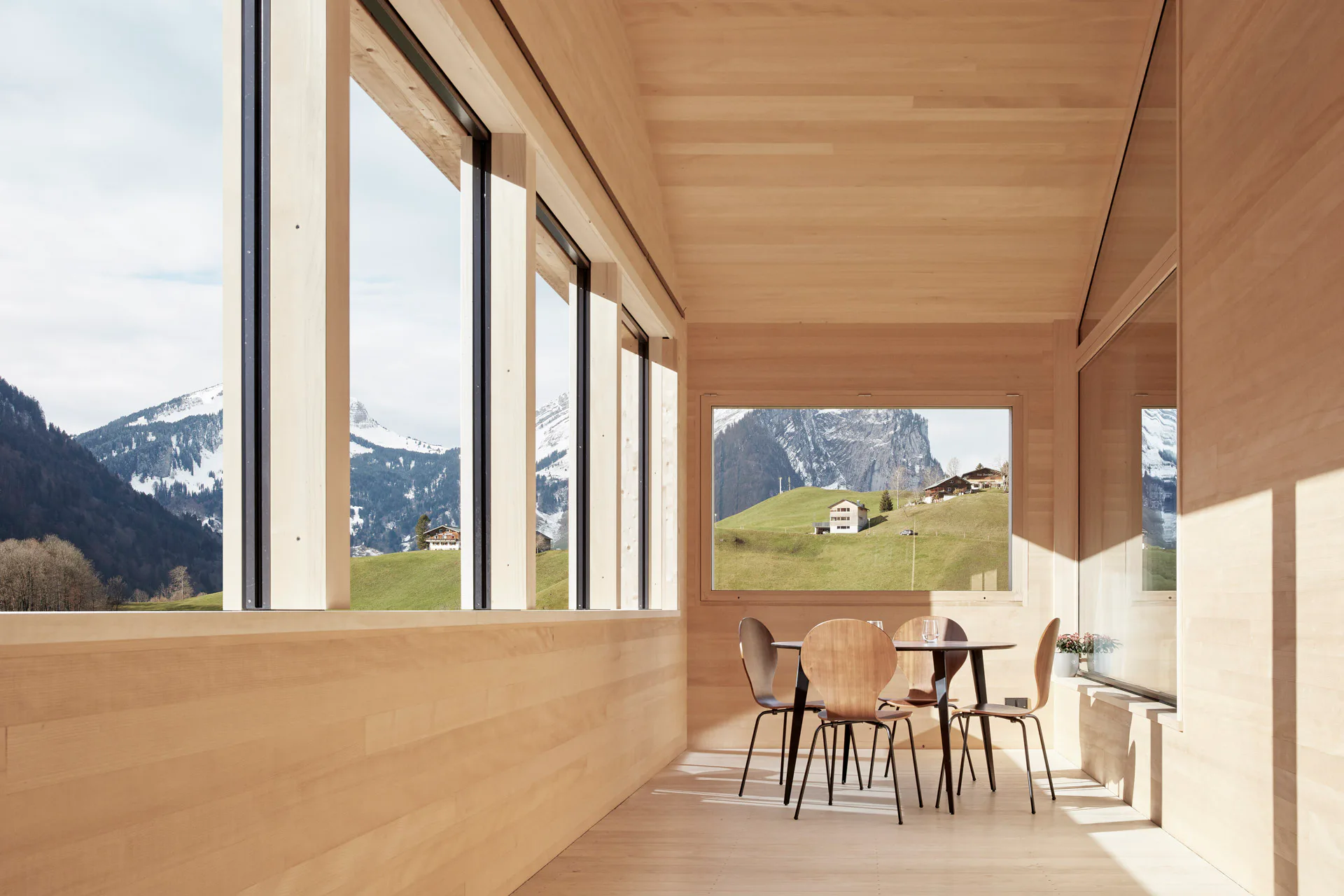 Eine in das Gebäude integrierte Terrasse erlaubt einen dreiseitigen Blick in die Bergwelt des Bregenzerwaldes.