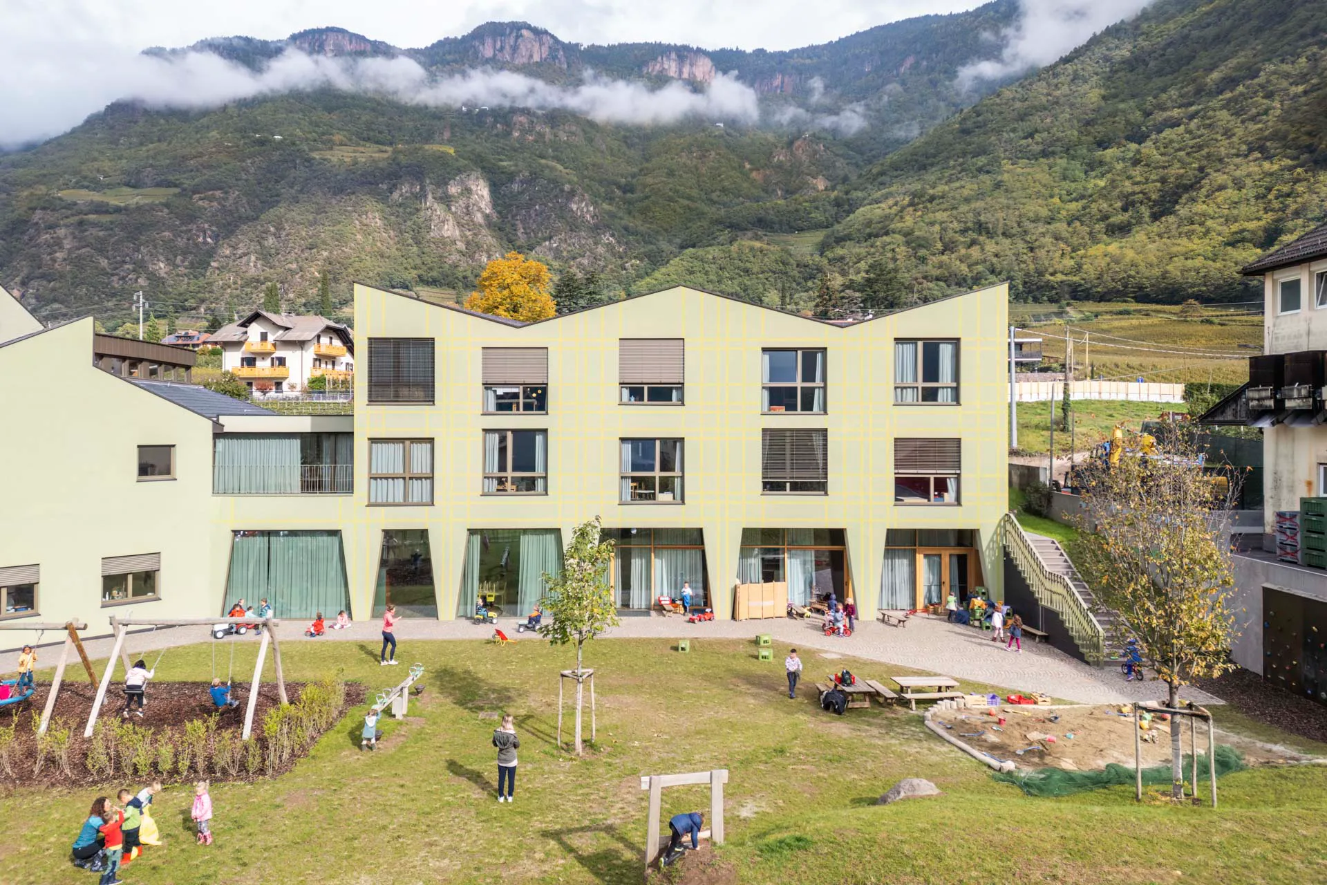 Der Erweiterungsbau schließt nahtlos an das bestehende Gebäude an. Rechts im Bild sieht man eine angrenzende Weinkellerei.
