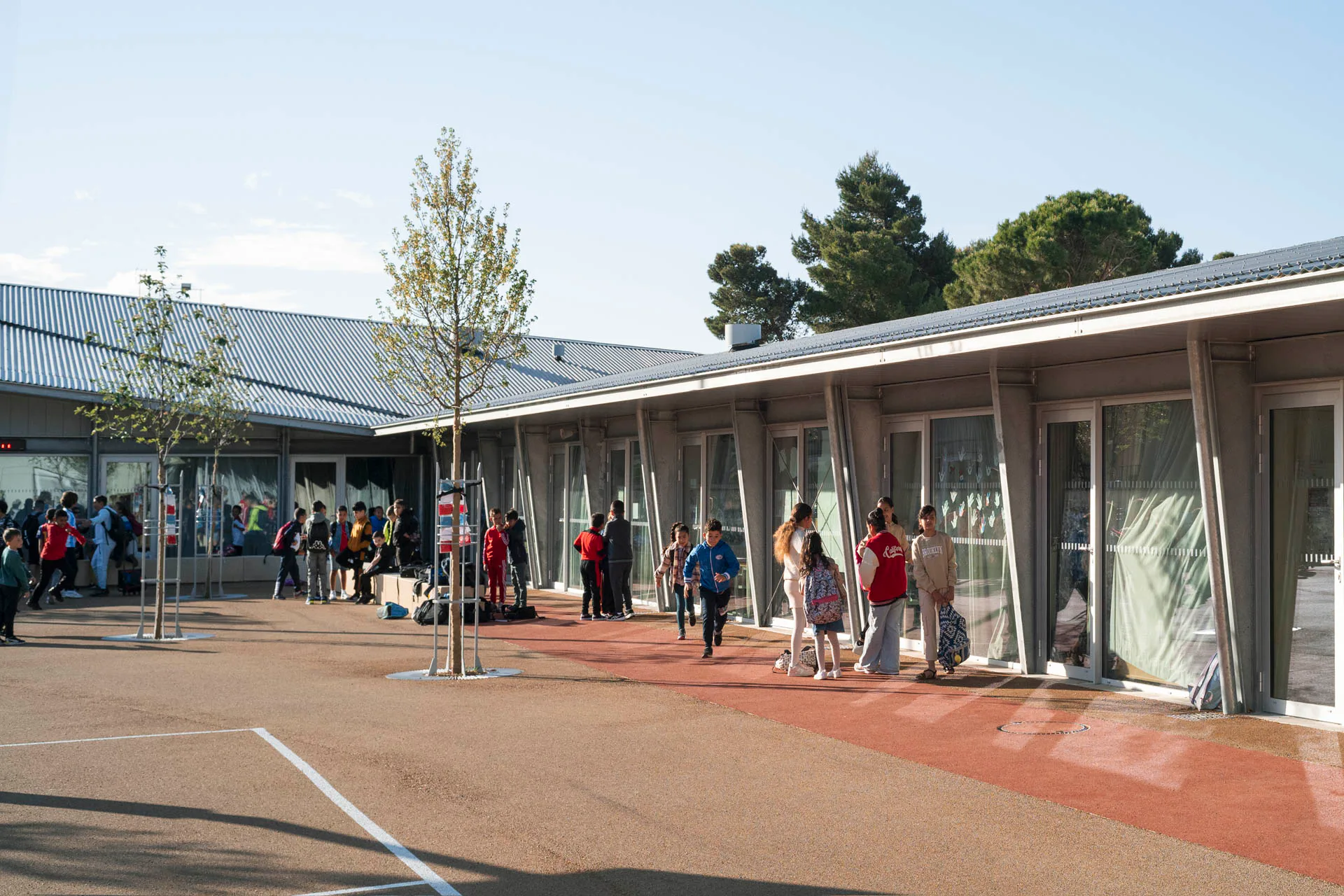 Zum Hof öffnen sich die Klassenzimmer mit bodentiefen Verglasungen. Die Stahlkonstruktion dieses Gebäudeteils ist hier deutlich zu sehen.