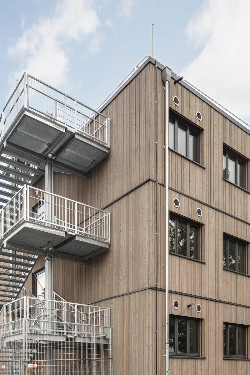 Der dreigeschossige Neubau schließt direkt an das bestehende Schulgebäude an und bietet insgesamt acht Klassenräume, einen Computerraum, Sanitär-, Lager- und Technikräume.