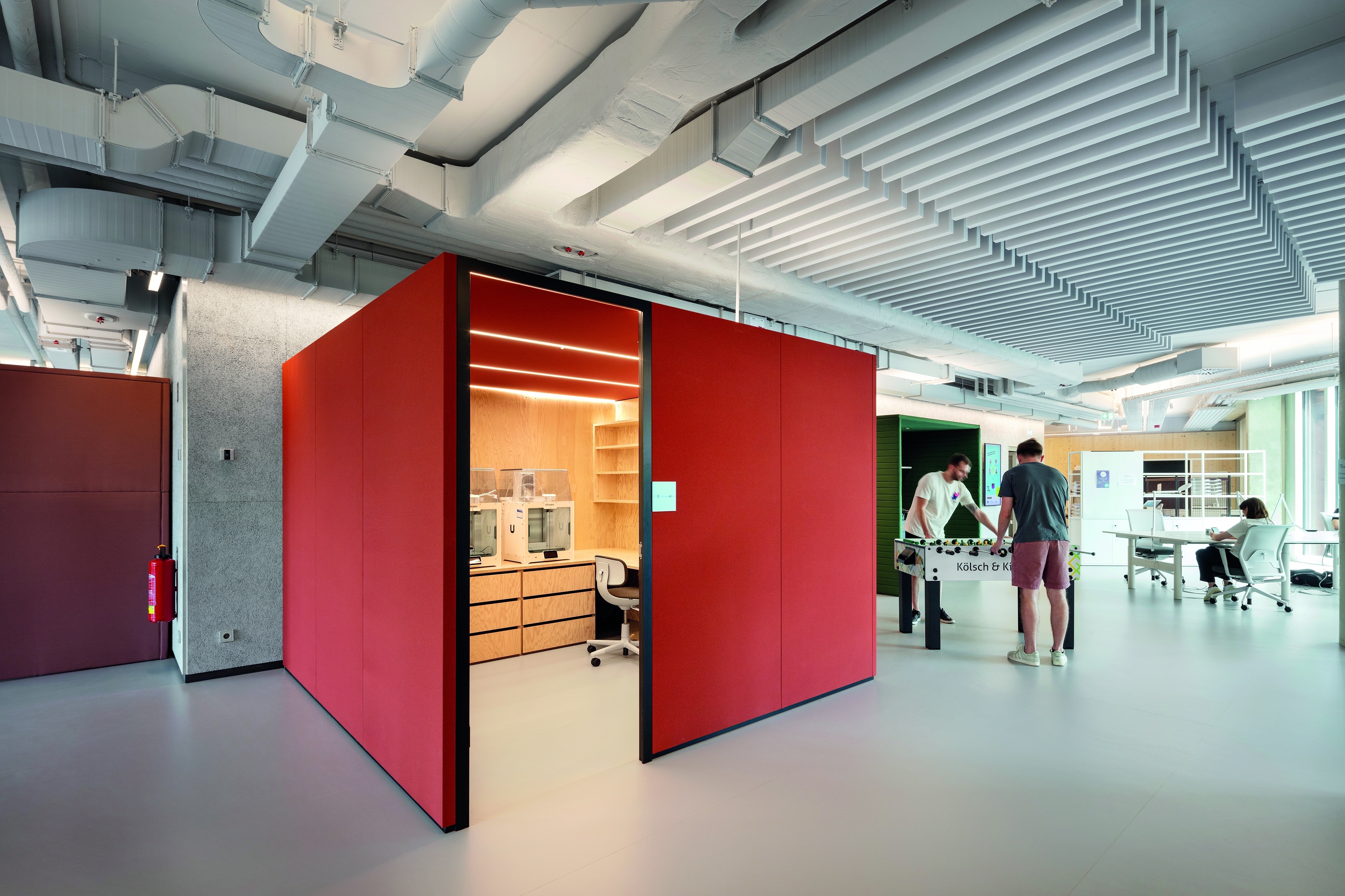 Rund um den Erschließungskern sind Zusatzfunktionen wie eine Werkstatt-Box mit 3D-Drucker, Besprechungskojen, Schließfächer und ein Coffee Point angeordnet.