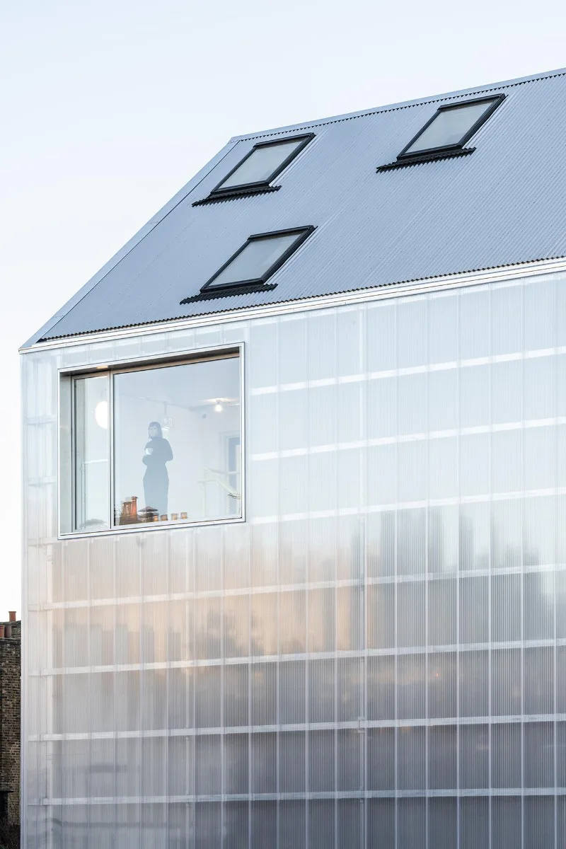 Schimmernde Gebäudehülle aus Polycarbonat-Platten