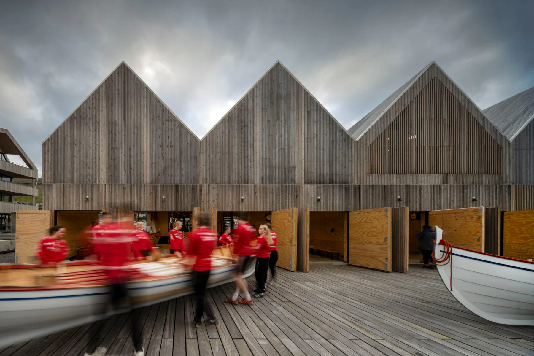 Sportler holen ihre Boote aus dem Lager des Klaksvík Rowing Club.