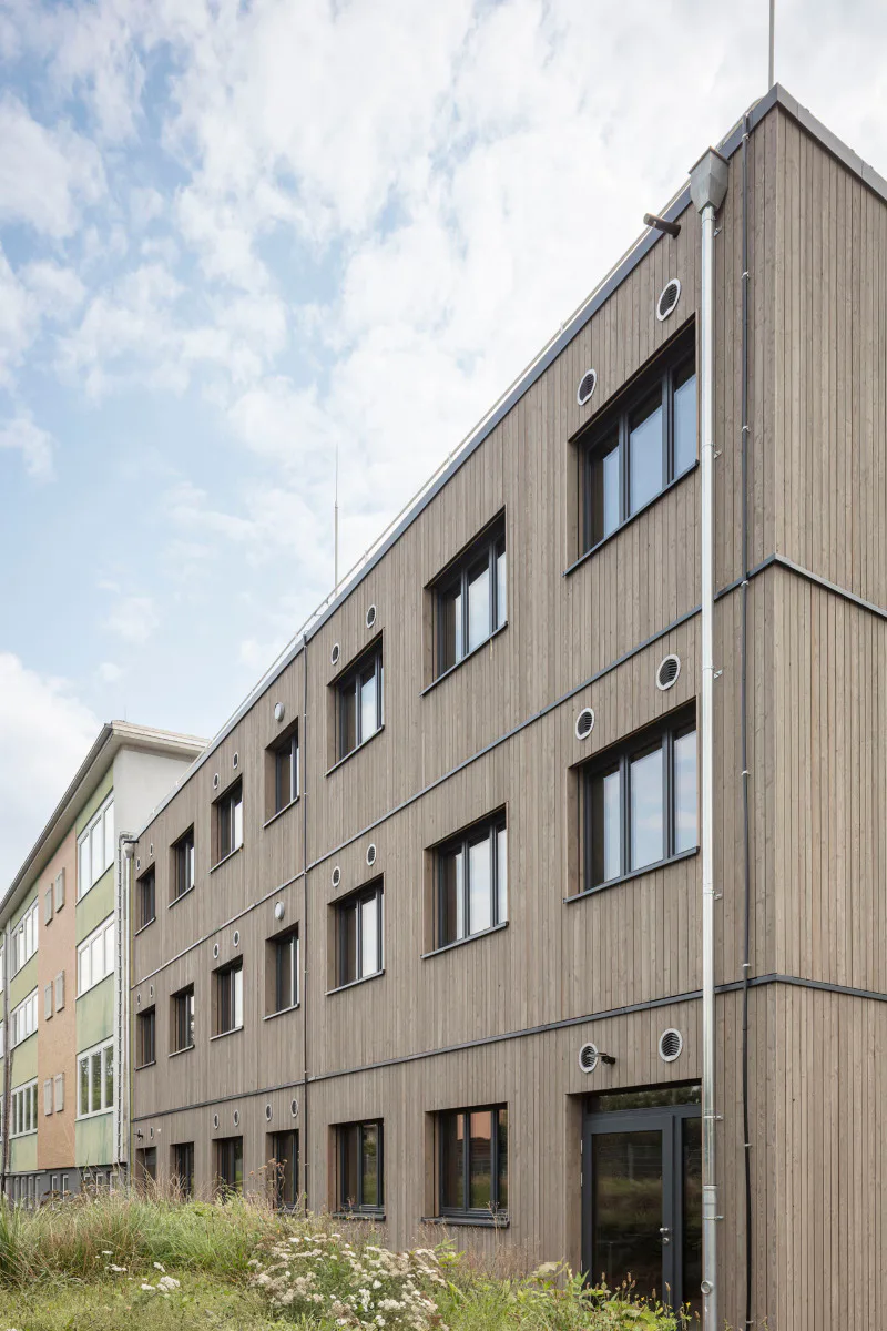 Der dreigeschossige Neubau schließt direkt an das bestehende Schulgebäude an und bietet insgesamt acht Klassenräume, einen Computerraum, Sanitär-, Lager- und Technikräume.
