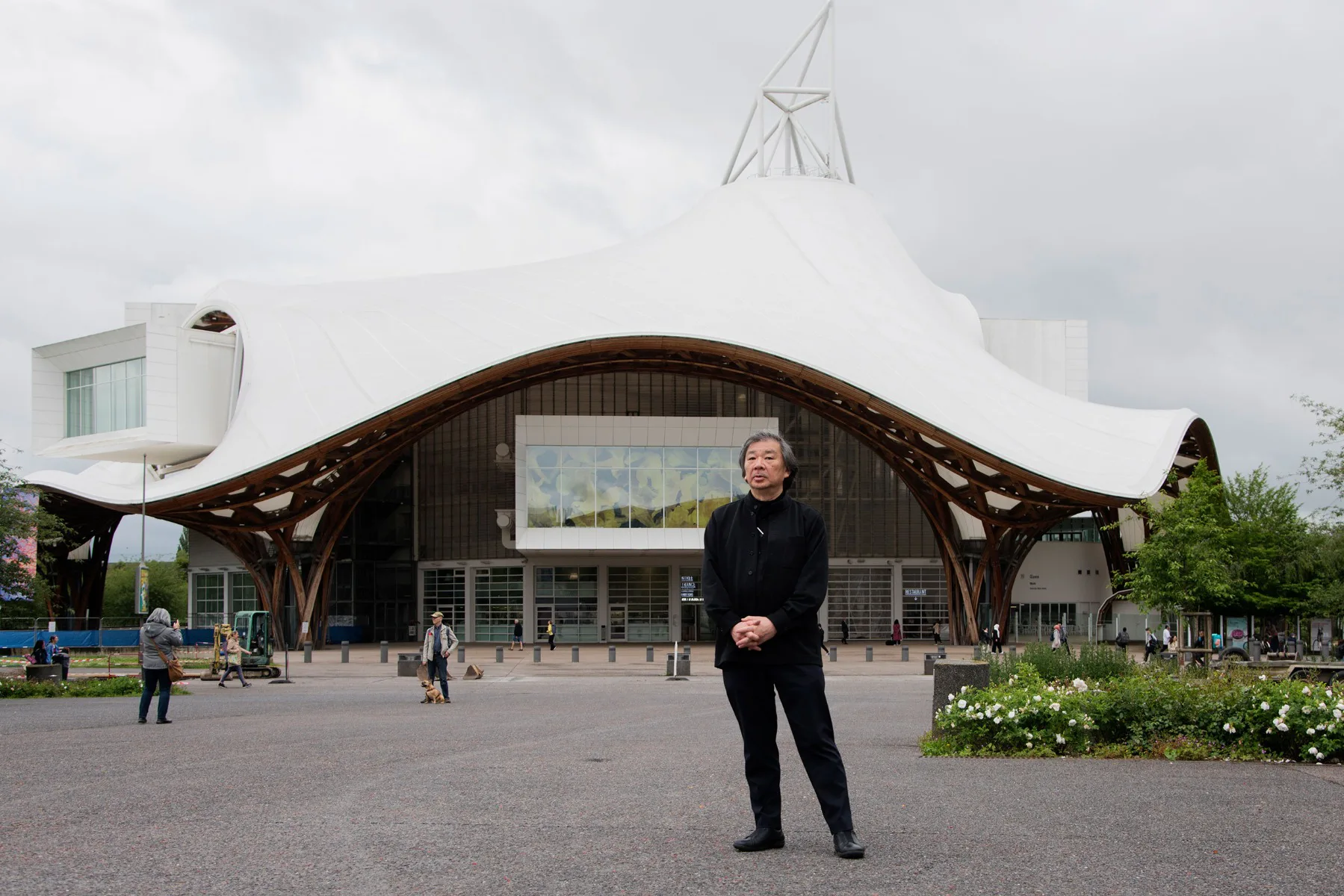 Shigeru Ban vor dem Centre Pompidou in Metz, Mai 2024
