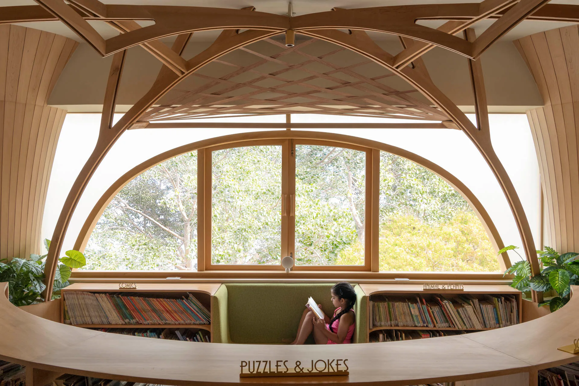 Zwischen den Bücherregalen sind ruhige Leseecken angeordnet.
