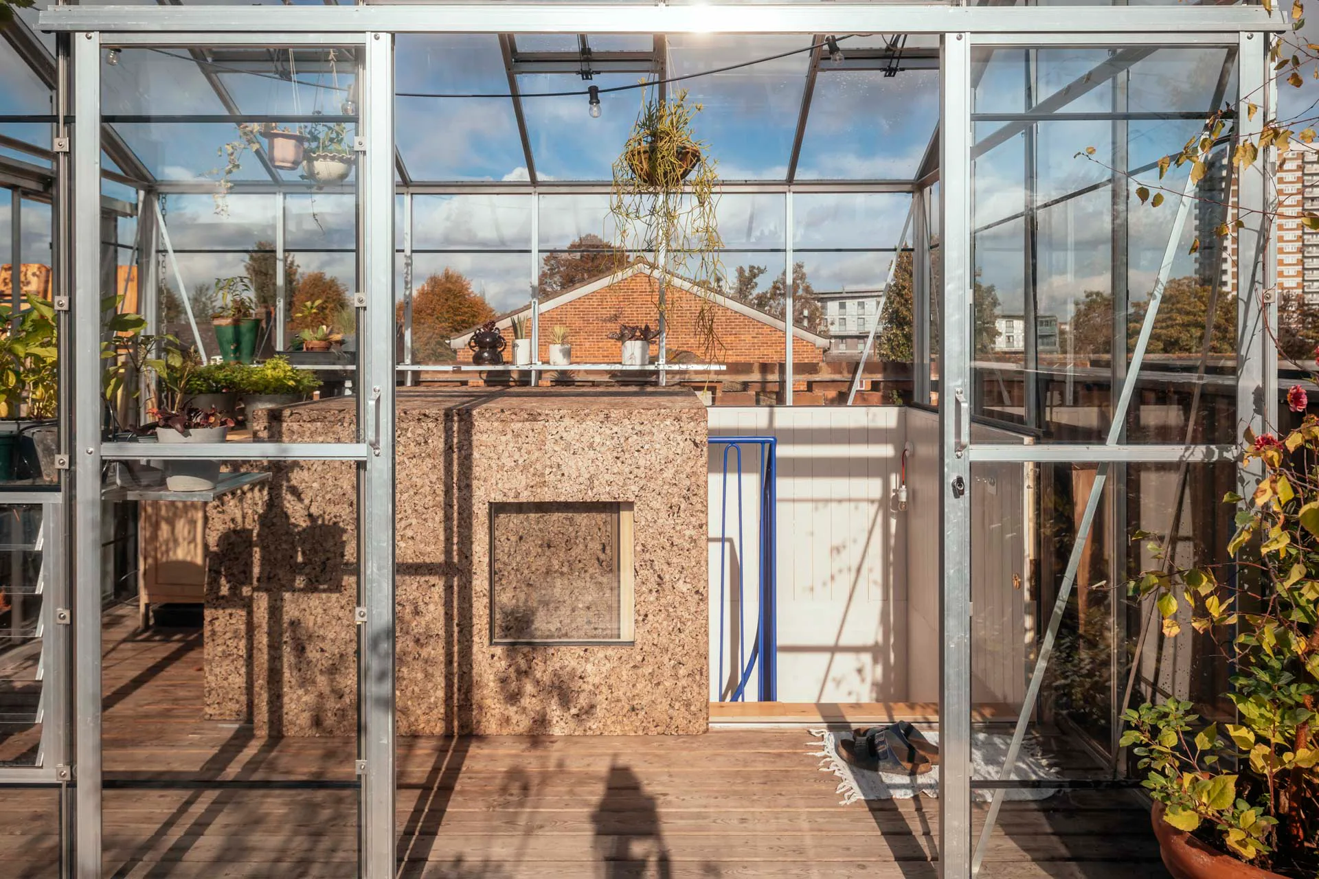 Ein Gewächshaus auf dem Dach dient als Winterquartier für Pflanzen.
