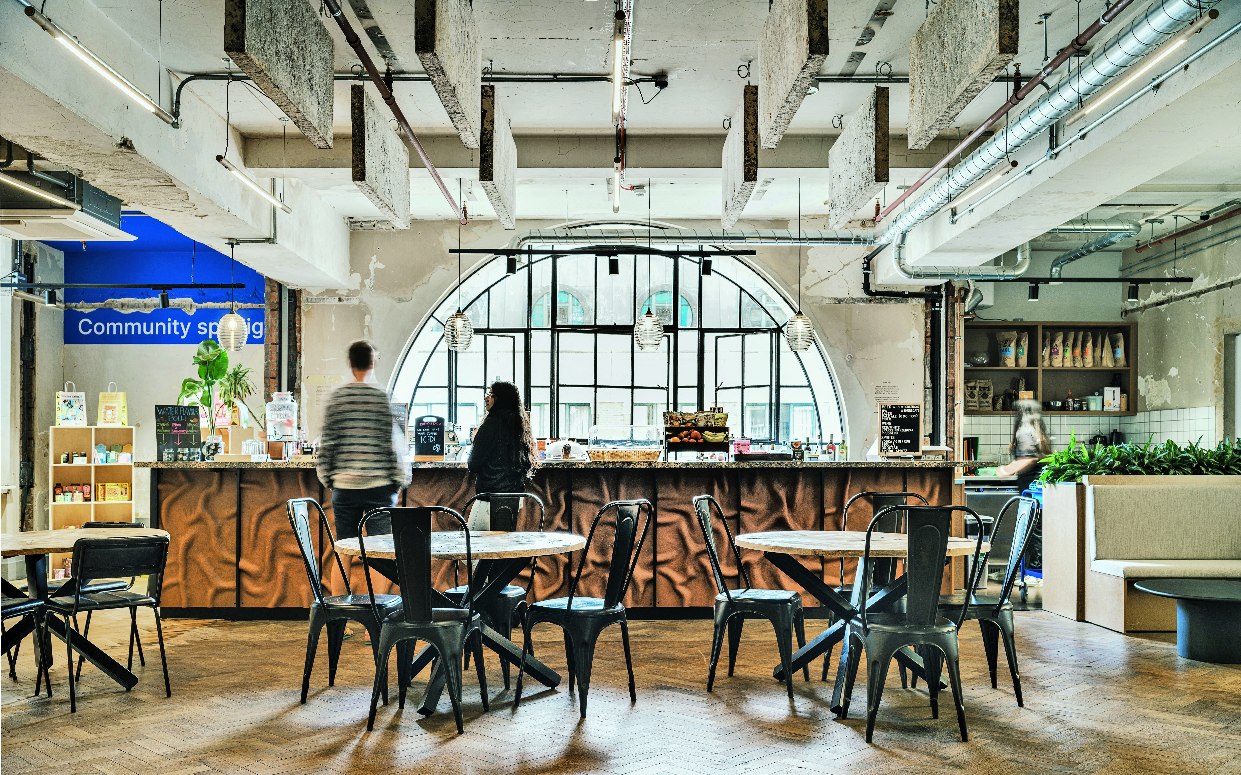 Die Sustainable Work Spaces befinden sich im Dachgeschoss der ehemaligen Londoner County Hall. Die Architekten bewahrten einen Großteil der vorhandenen Materialien und Einrichtungsgegenstände.