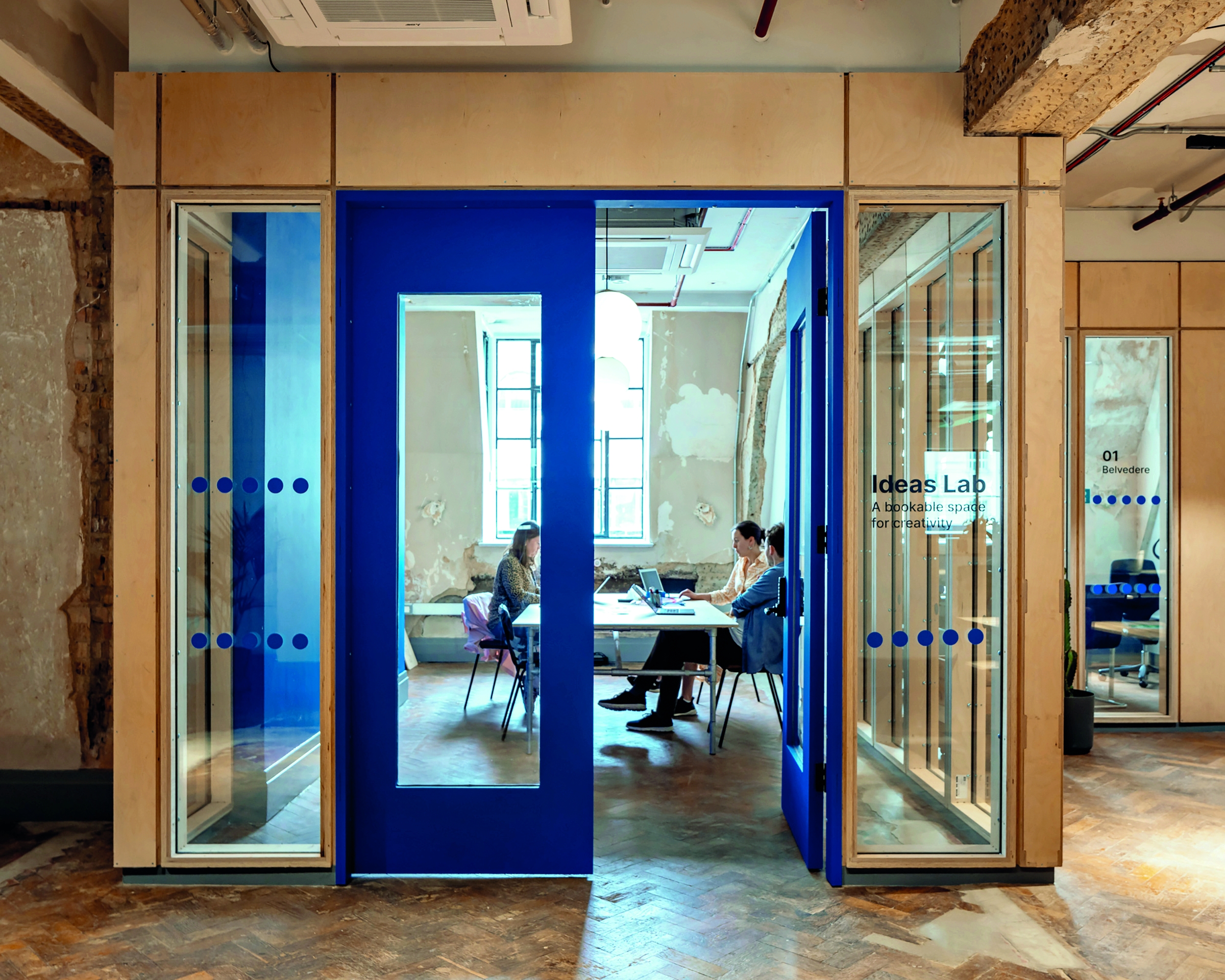 The architects planned the partition wall systems as modular and demountable plywood elements.