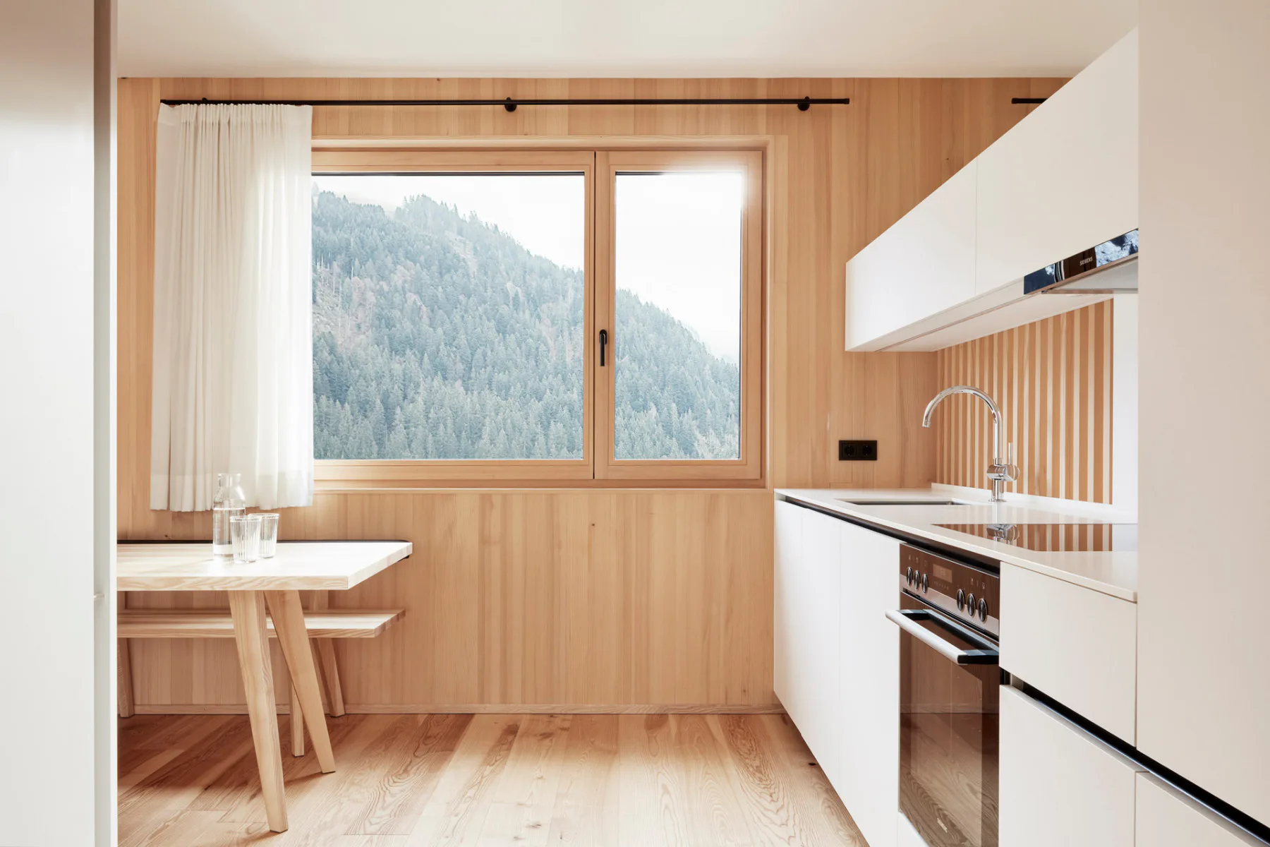 Blick in den Koch- und Essbereich der Ferienwohnung