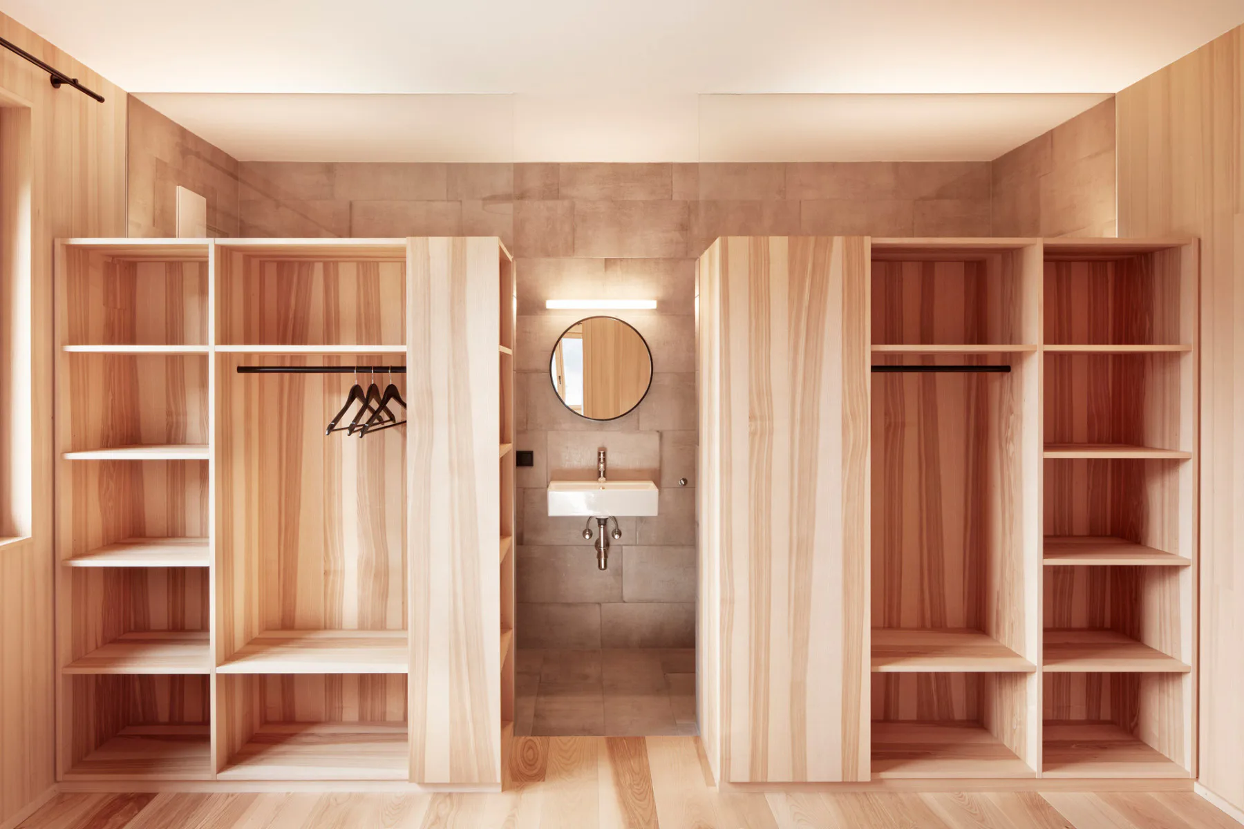 In den Privaträumen der Ferienwohnung verbergen sich die Sanitärbereiche hinter Schrankelementen.