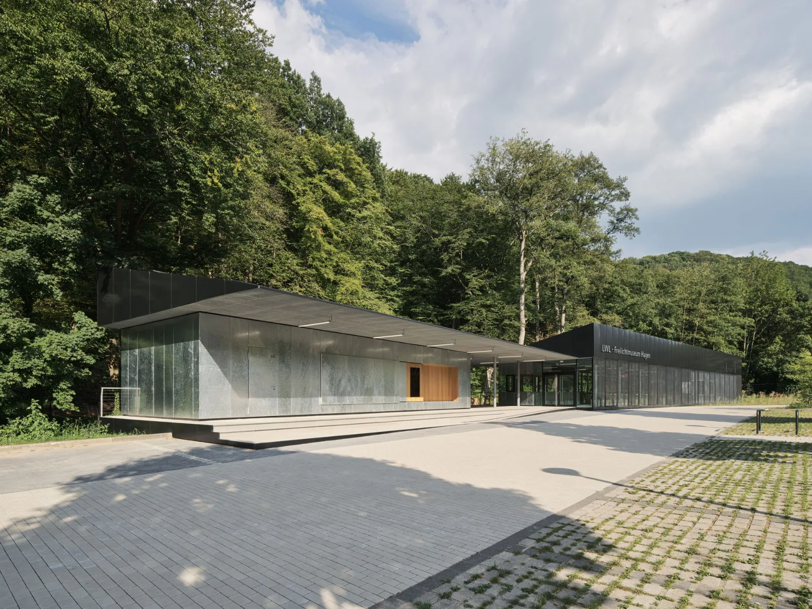 Shortlist Deutscher Fassadenpreis 2024 (VHF), Kategorie Junge Architekten (U45), Eingangsgebäude LWL – Freilichtmuseum Hagen, Architektur: Schnoklake Betz Dömer Architekten (Entwurf: Klaus Dömer / Claudia Lüling)