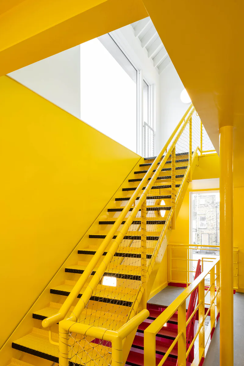 Treppenhaus in den Farben der CYMK-Palette