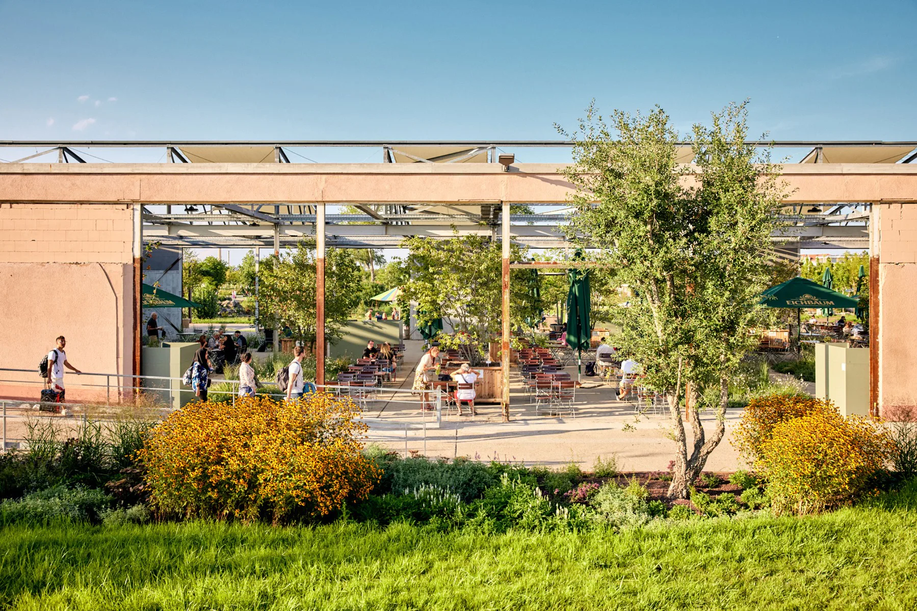 U-Halle in Mannheim, Architektur: Hütten & Paläste