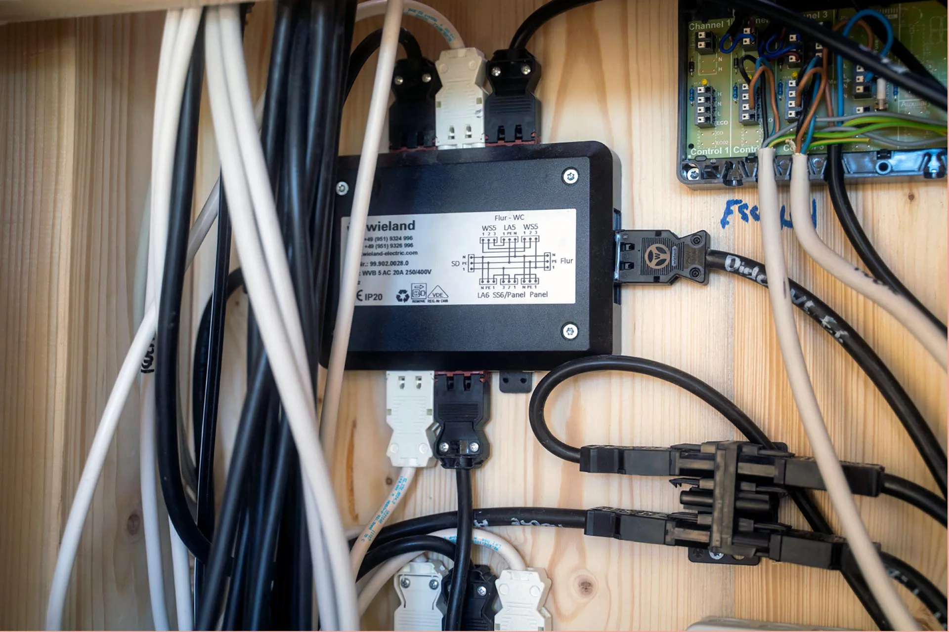 Der hohe Vorfertigungsgrad und die Plug & Play-Funktionalität sparen Zeit und Ressourcen auf der Baustelle.