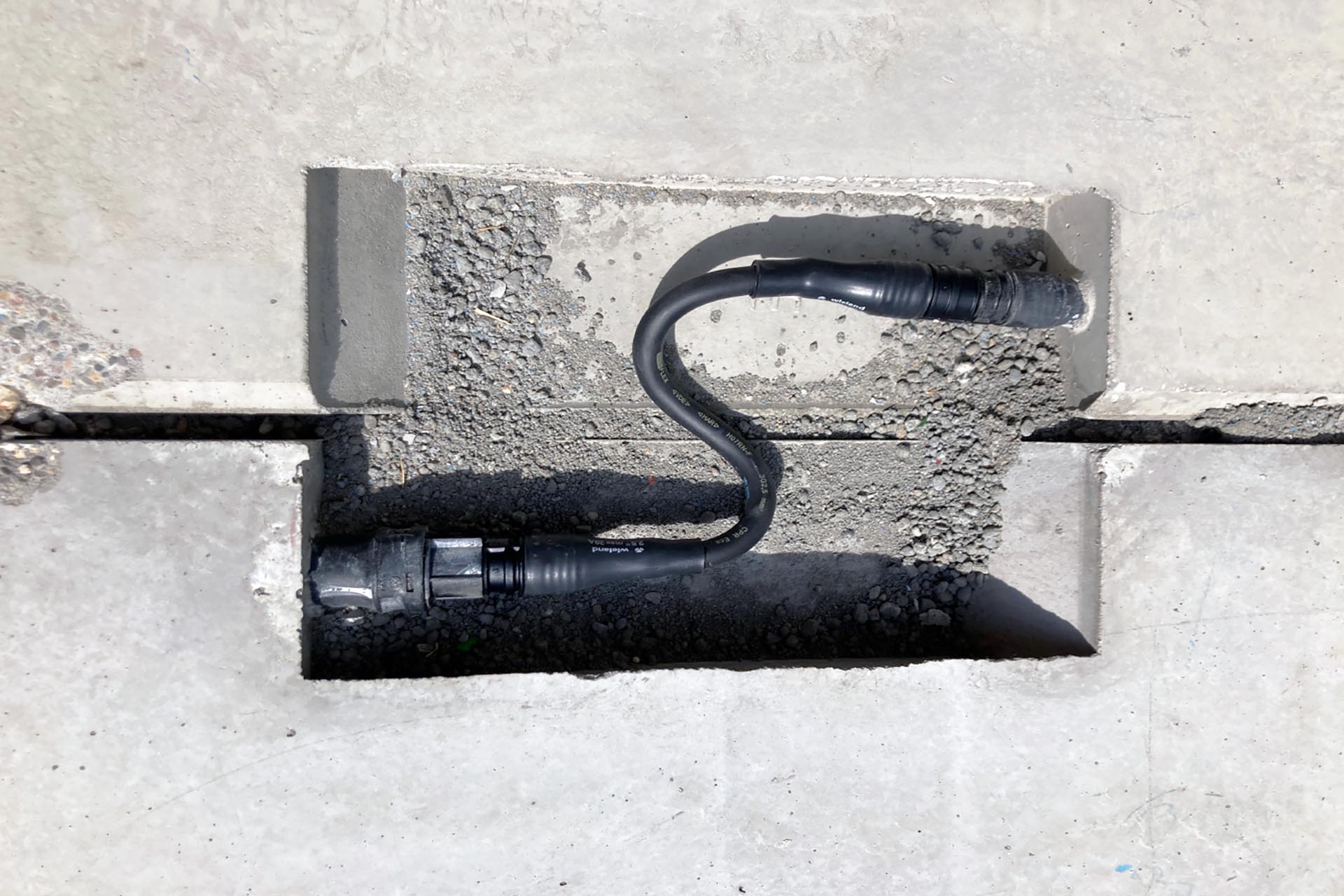 Der hohe IP-Schutz sowie die robuste Qualität ermöglichen die Verlegung der Elektroinstallation direkt in Beton.