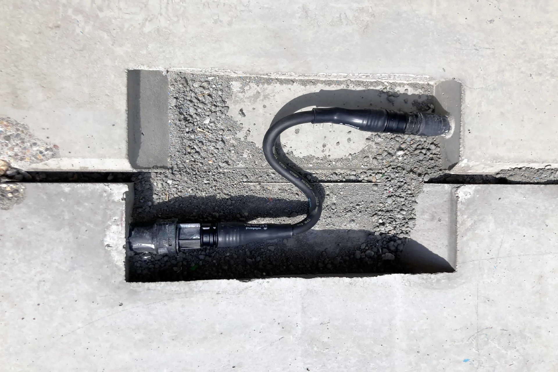 Der hohe IP-Schutz sowie die robuste Qualität ermöglichen die Verlegung der Elektroinstallation direkt in Beton.