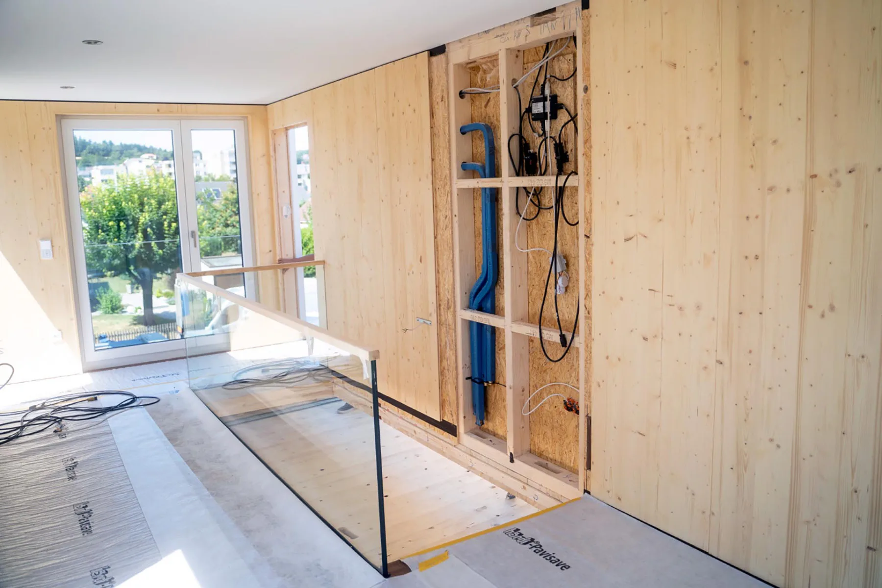 Die im Werk vorinstallierten Komponenten sorgen durch ihre Steckbarkeit für eine effiziente Elektroinstallation im Fertighausbau.