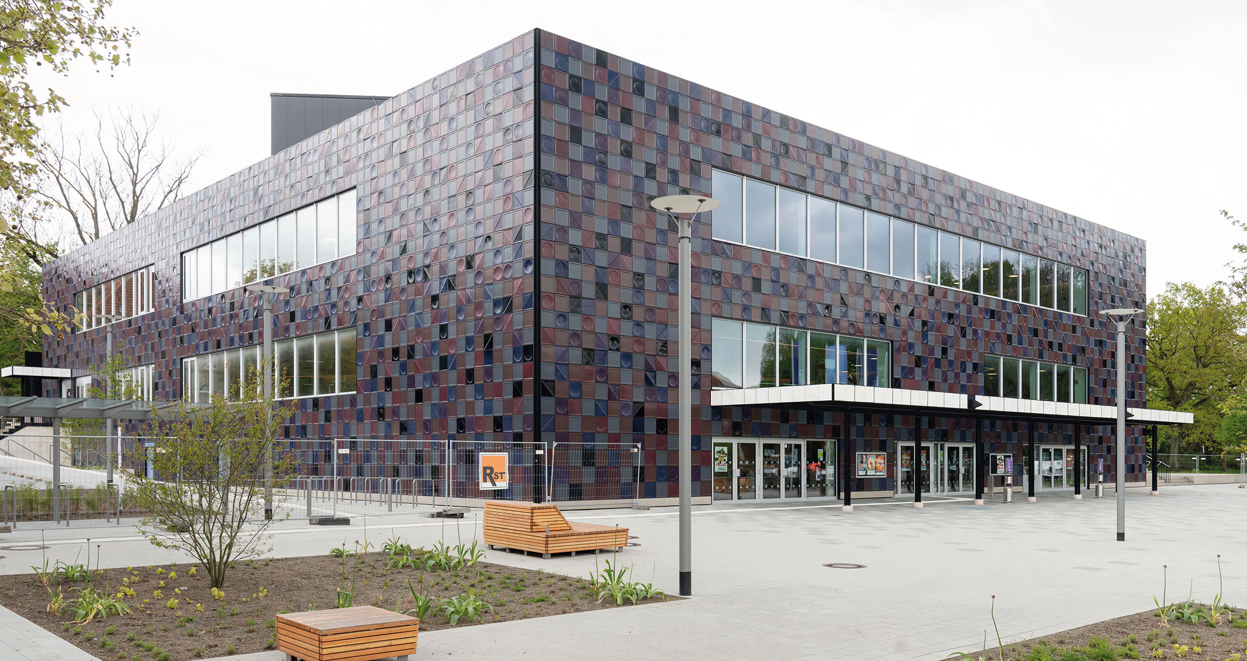 Shortlist Deutscher Fassadenpreis 2024 (VHF), Kategorie Bauen im Bestand, Fassadensanierung- / Neugestaltung Stadthalle Göttingen, Architektur: soll sasse architekten