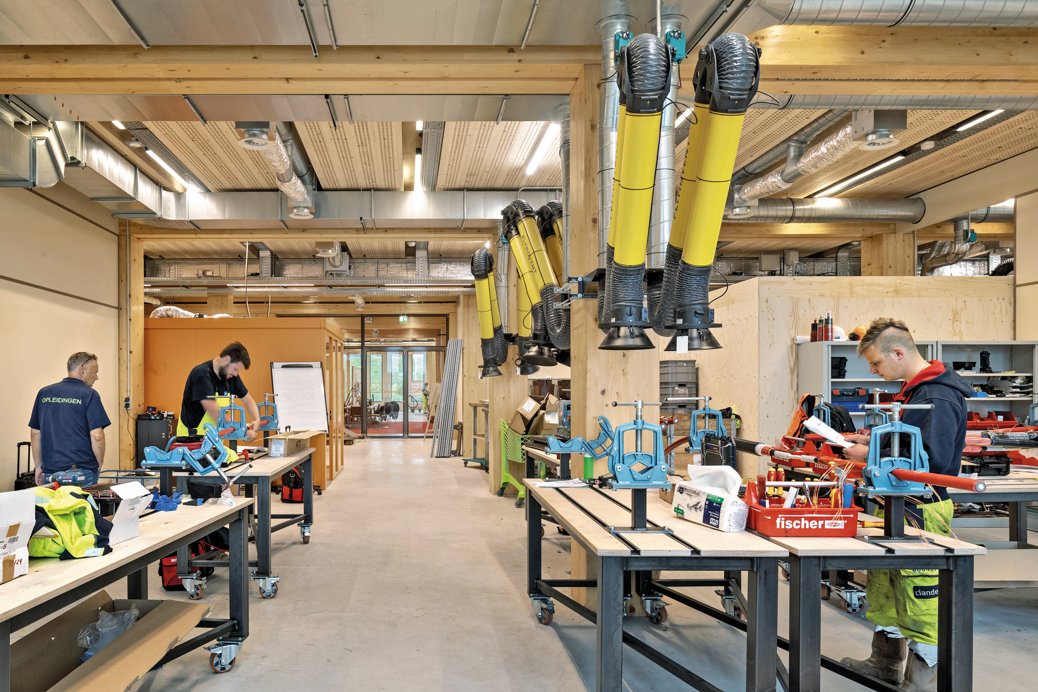 Der Bauherr Alliander wollte einen Lern- und Arbeitsort für alle seine Mitarbeitenden schaffen. Büros und Werkstätten liegen in dem Neubau deshalb Tür an Tür.