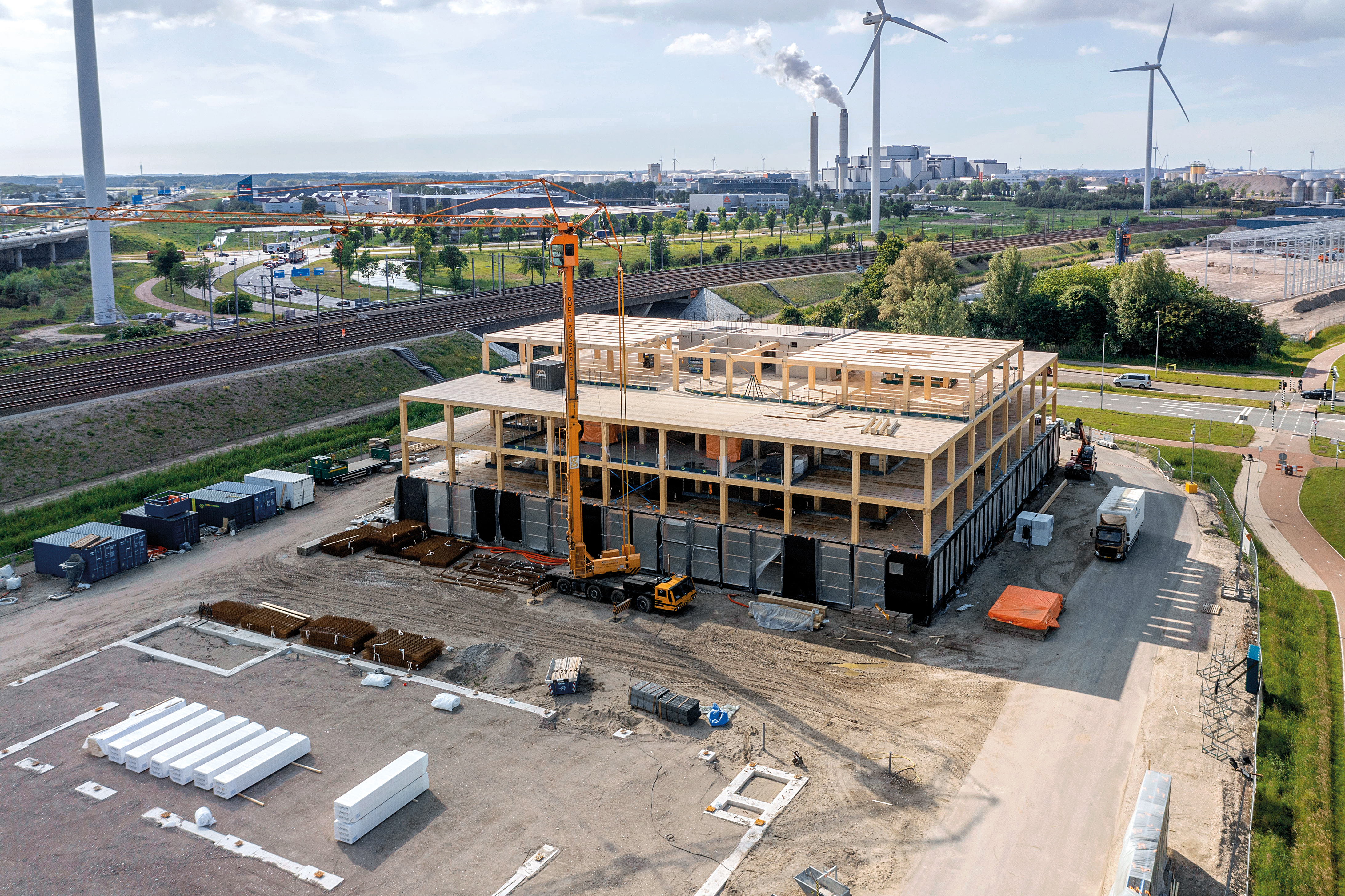 Das Gebäude basiert auf einem einheitlichen Stützenraster. Die Brettschichtholzträger sind 16 m lang, um sie besser wiederverwenden zu können.