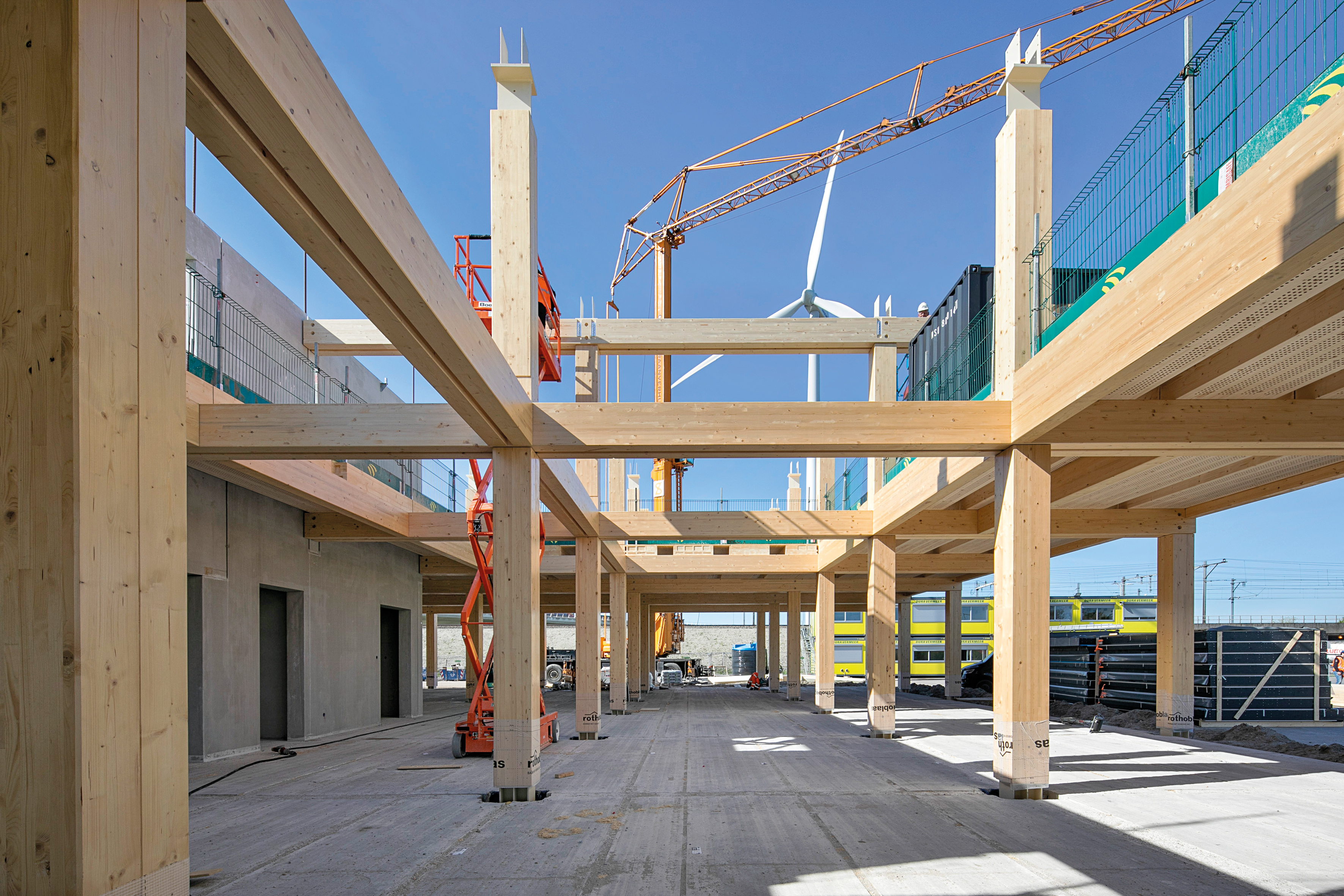 Spezielle Stahlknoten an den Kreuzungspunkten verhindern, dass das Holz der Träger quer zur Faser gepresst wird.