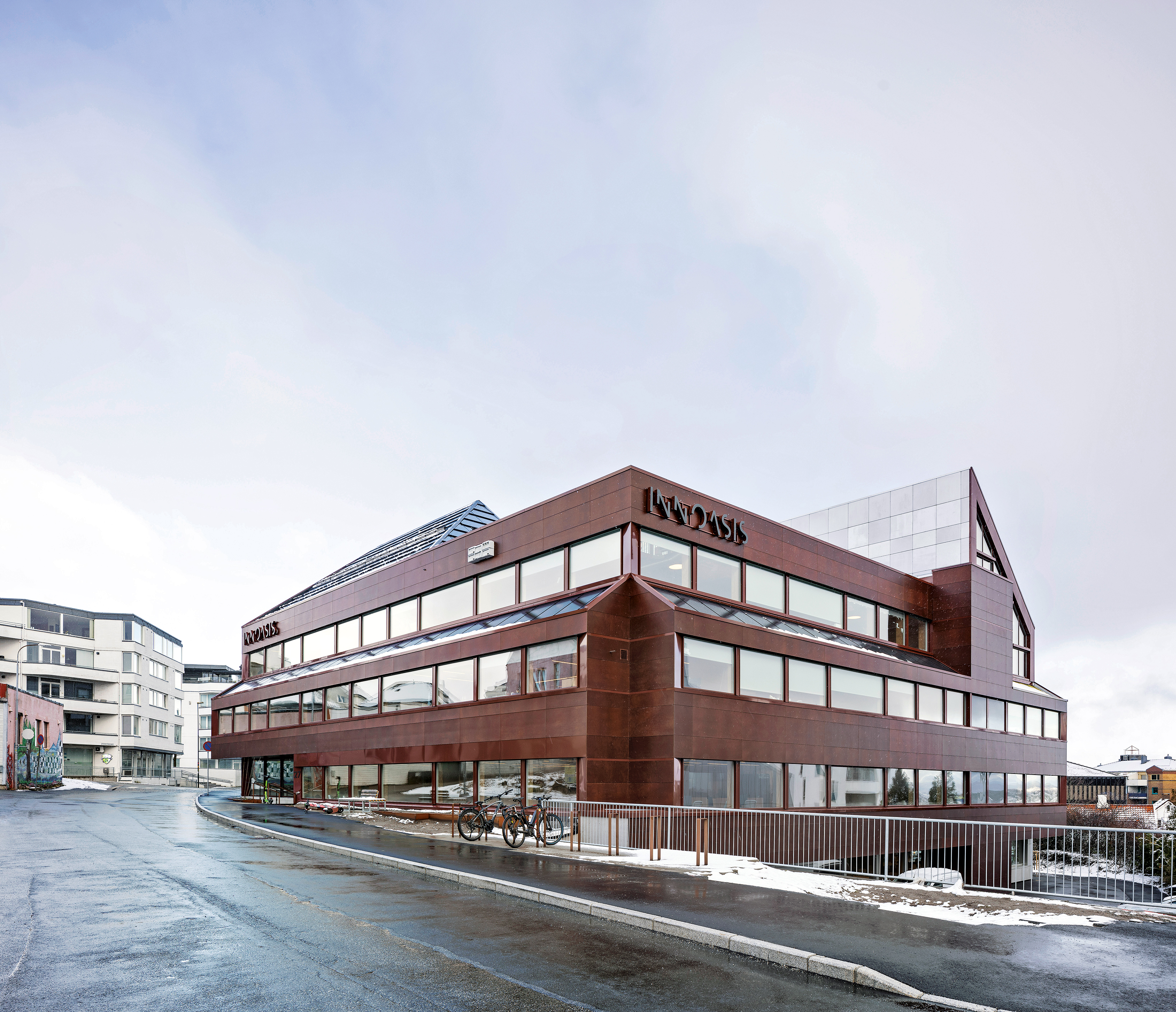 The conversion maintained the characteristic shape of the building erected in 1978. The interior courtyard was equipped with a glass roof and now serves as the central atrium.