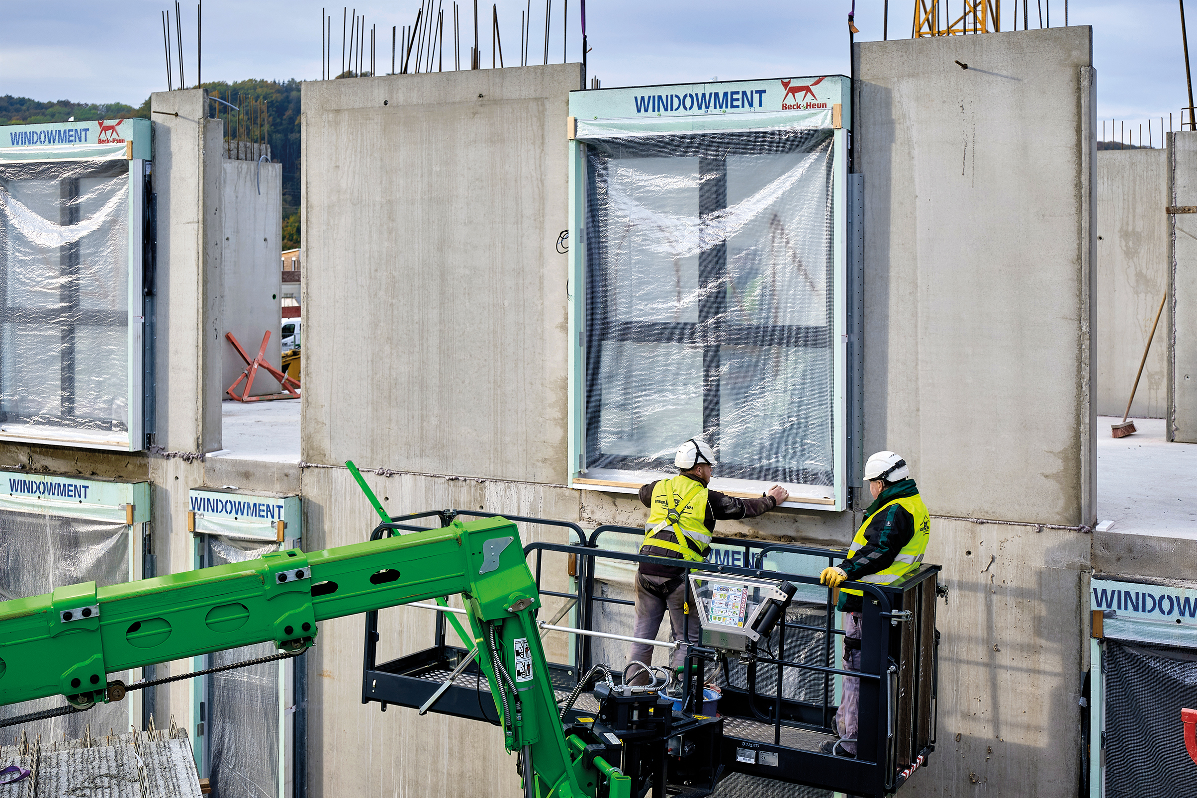 Das Komplettsystem Windowment wird vor Ort in die entstehende Wand mit eingebaut oder im Werk in Betonfertigteilelemente integriert.