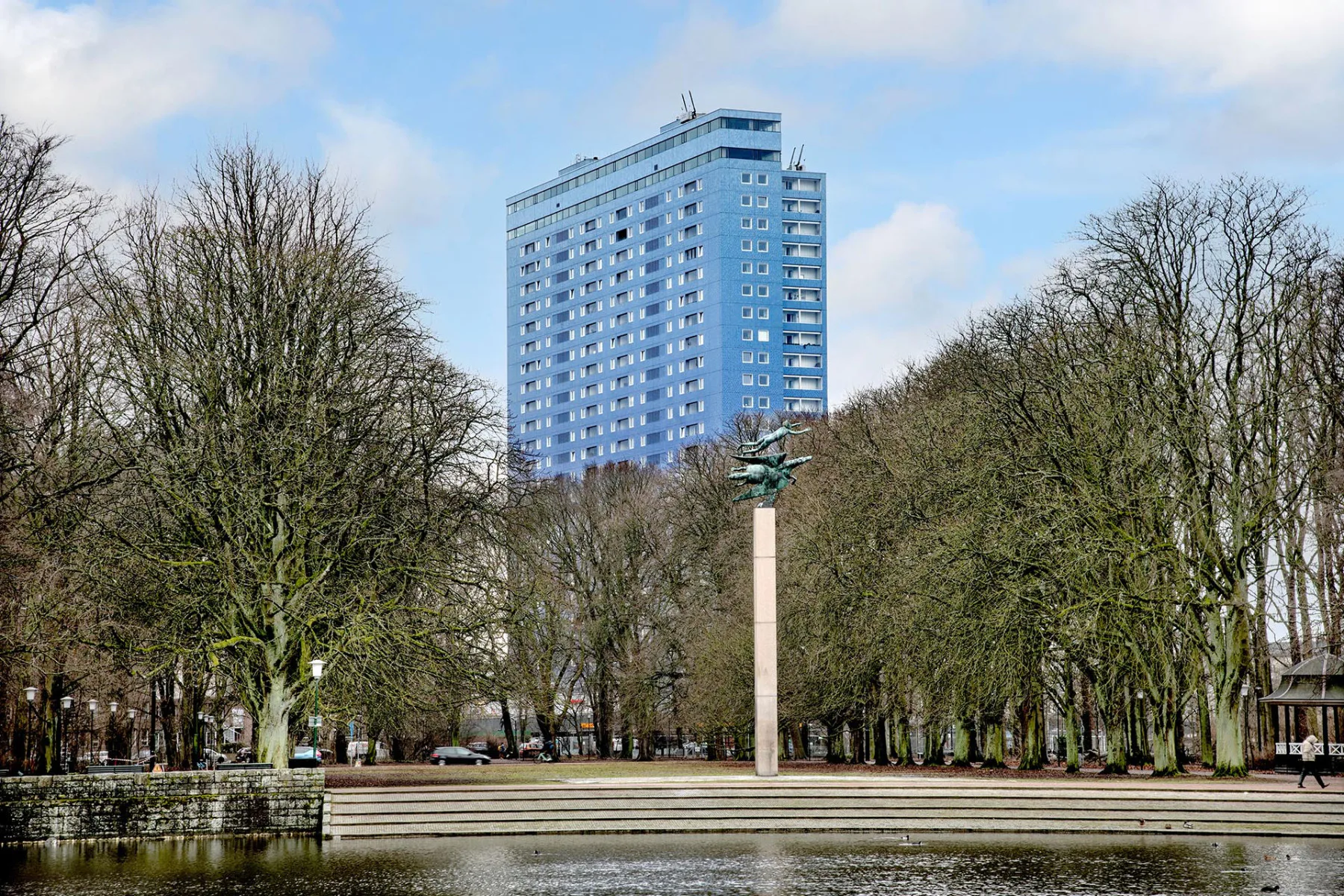 Einst inspiriert vom Pirelli-Hochhaus in Mailand und seiner schimmernden Glasmosaikfassade, gelang es Fojab die einzigartigen architektonischen Werte des Wohnturms Kronprinsen in Malmö wiederzubeleben.