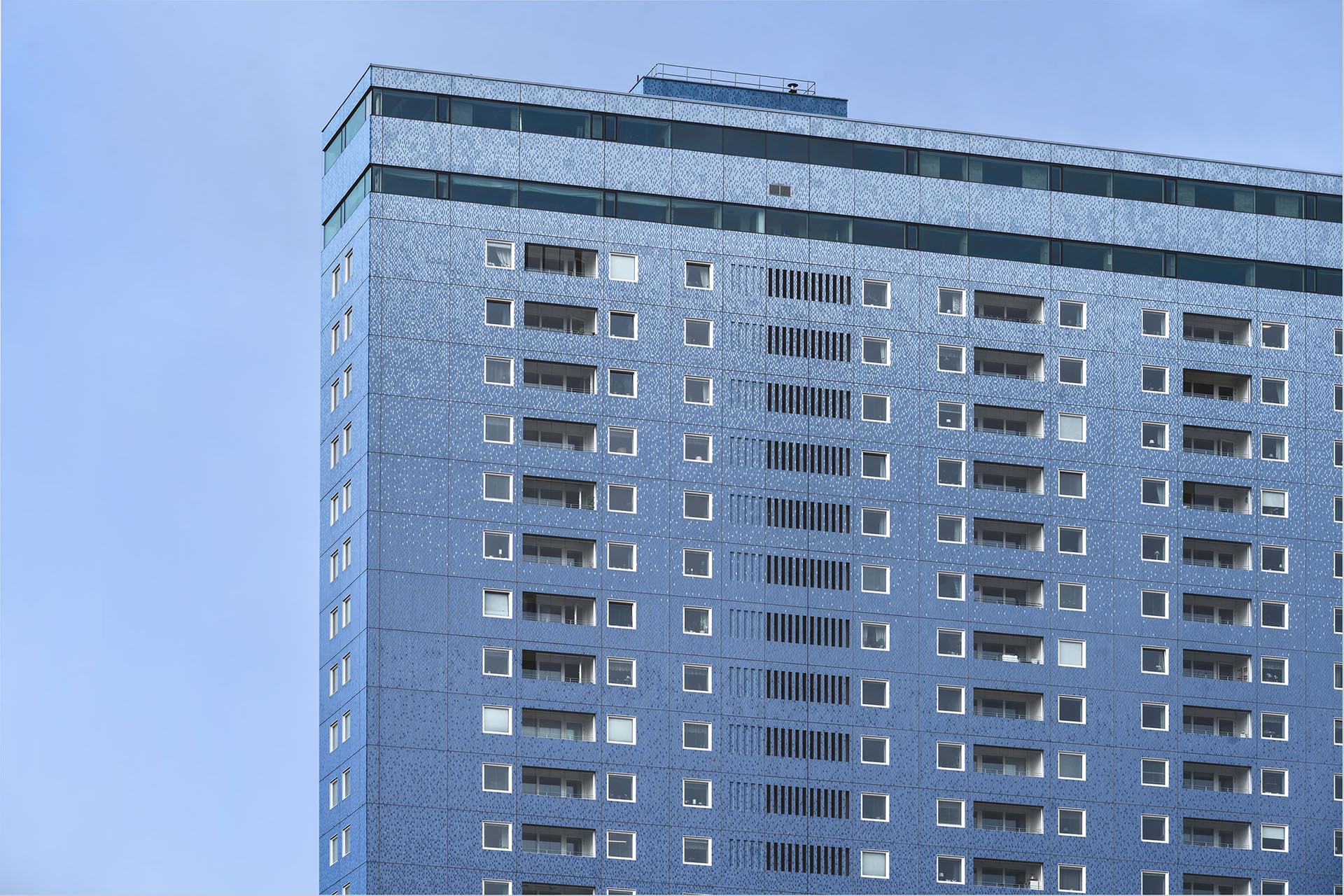 Mit einem nahtlosen Farbverlauf wird die neue Keramikmosaikfassade nach oben stetig heller.