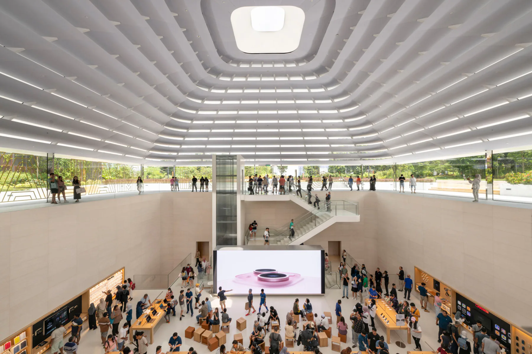 Die Dachkuppel des Apples Flagshipstore scheint über dem Verkaufsraum zu schweben.
