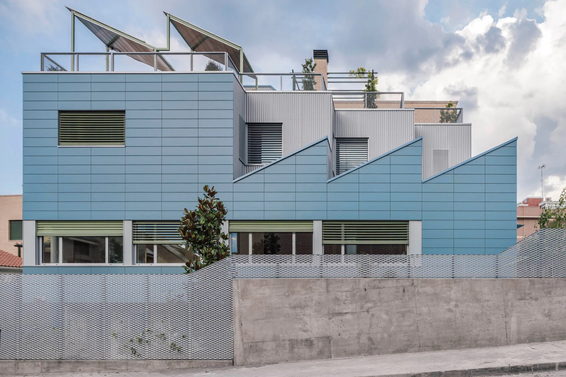 Wie aus vielen verschiedenen Volumina und Materialien harmonisch zusammengesetzt erscheint das Mehrgenerationenhaus in Madrid.
