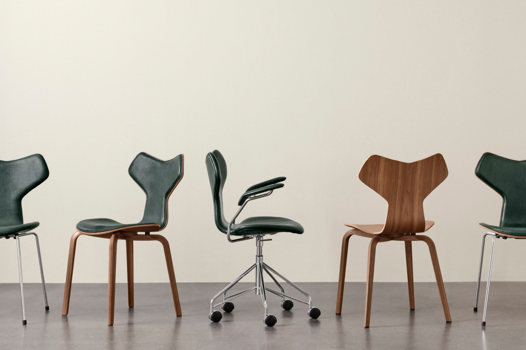 Sechs ikonische Stühle von Arne Jacobsen