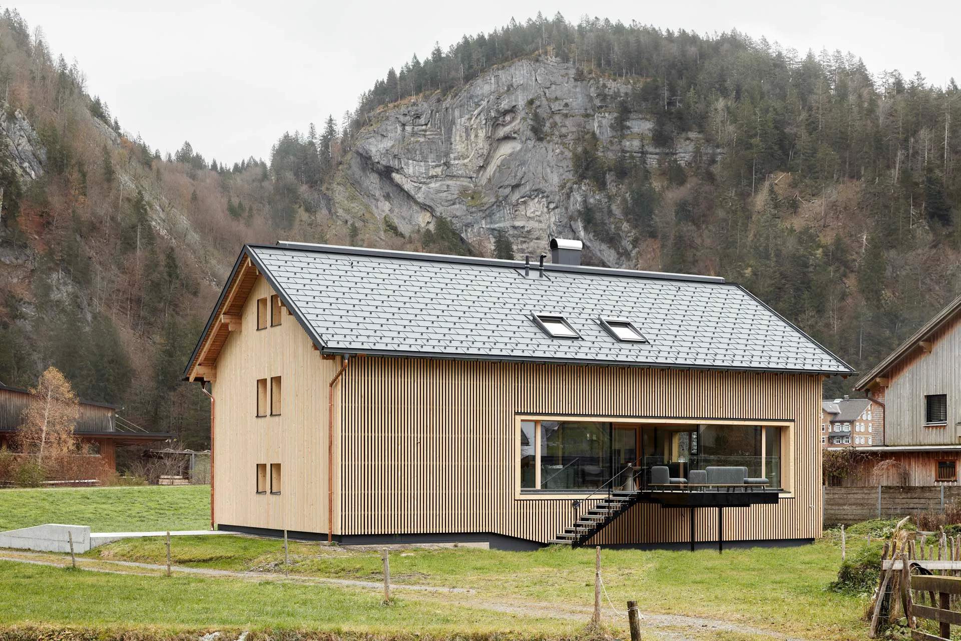 Die nach Südwesten gewandte Terrasse liegt etwas über dem Geländeniveau und ist über eine Außentreppe erreichbar.