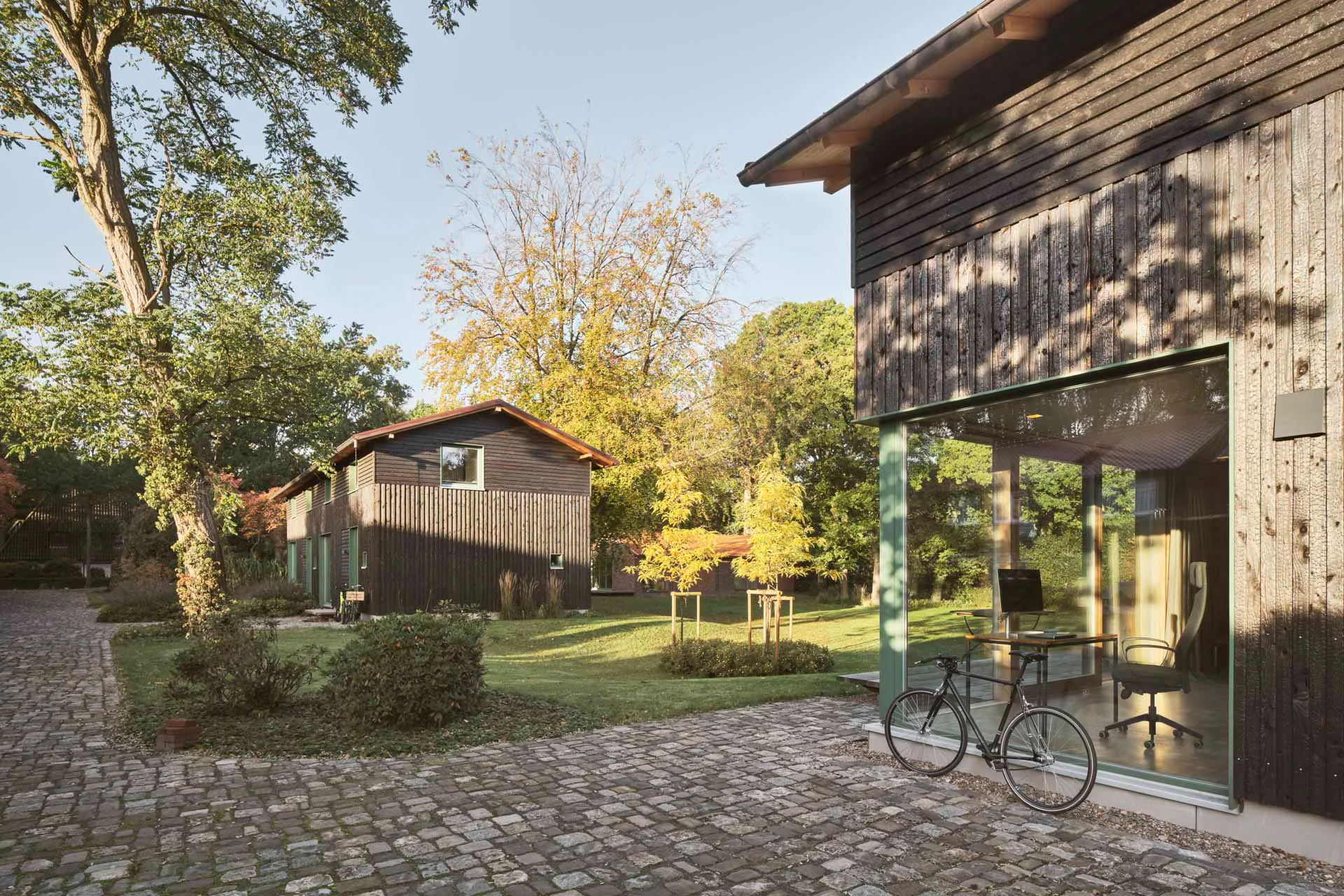 Blick ins Arbeitszimmer des Wümmehauses, im Hintergrund das Scheunenhaus