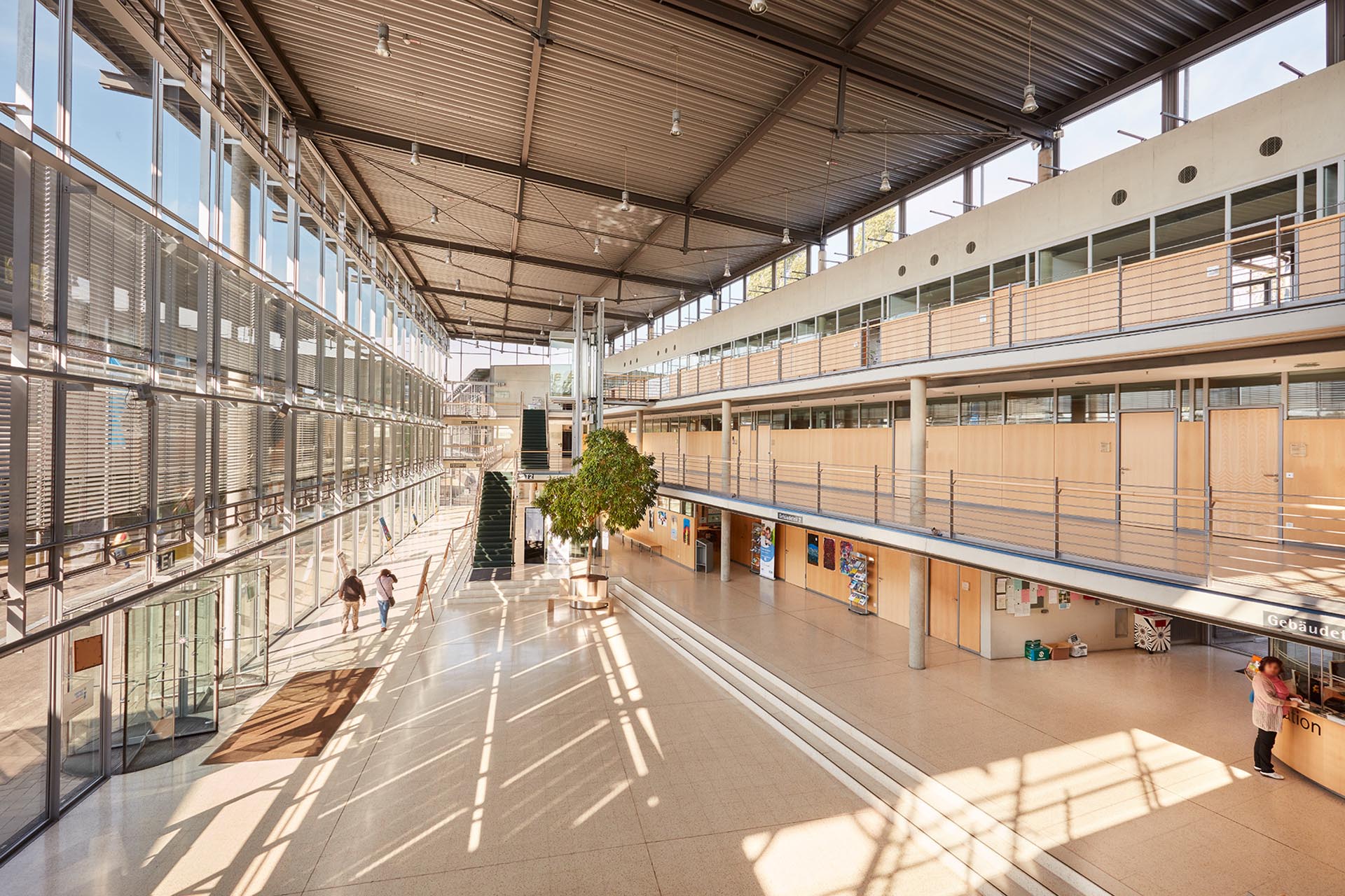 Blick in das großzügige Foyer des Kreishauses Gütersloh.