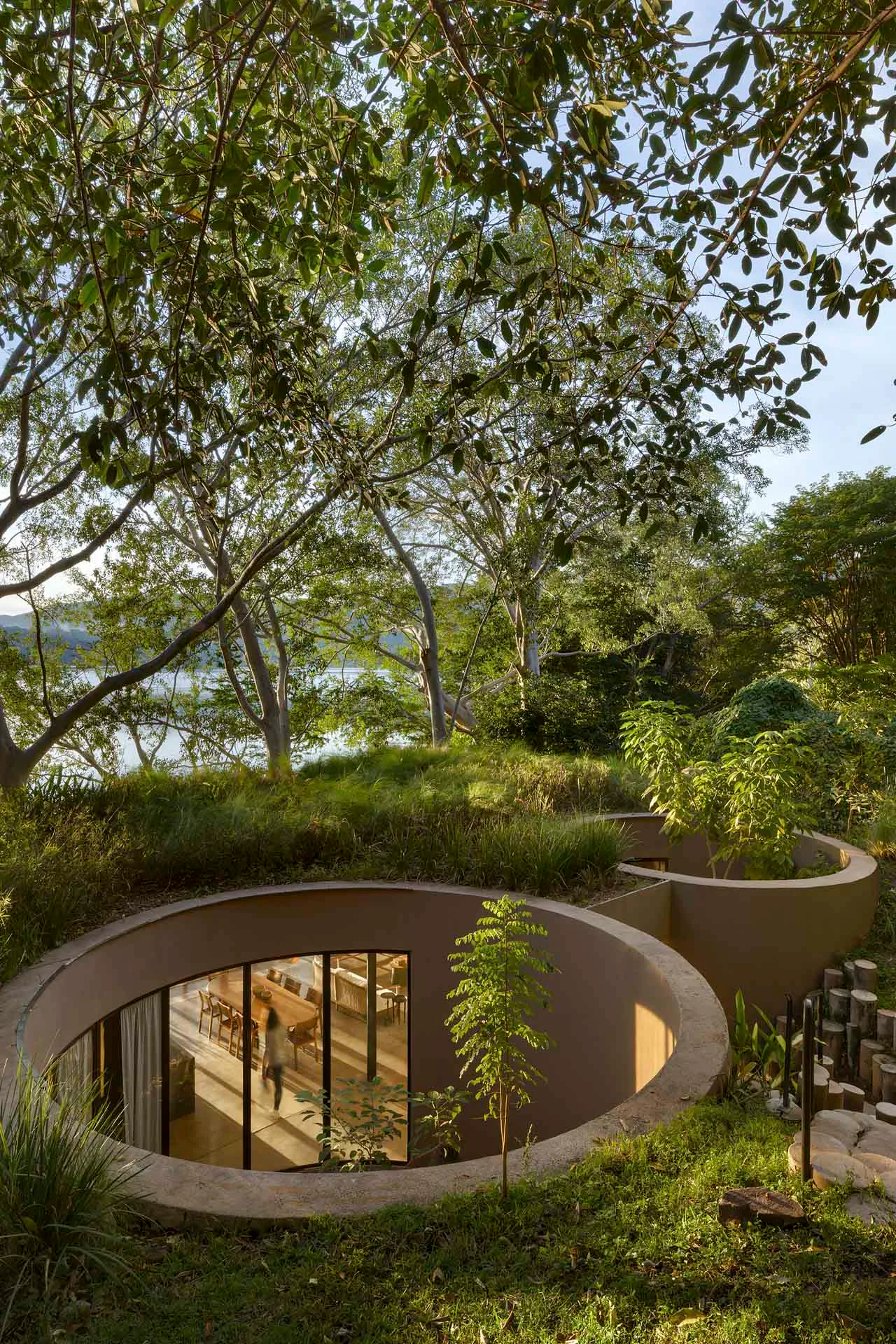 Das Wochenendhaus liegt verborgen in der Landschaft von Nayarit.