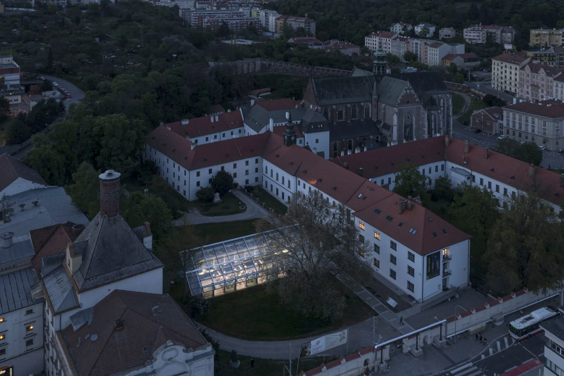 Umgeben ist der Neubau von einer Augustinerabtei aus dem 14. Jahrhundert.