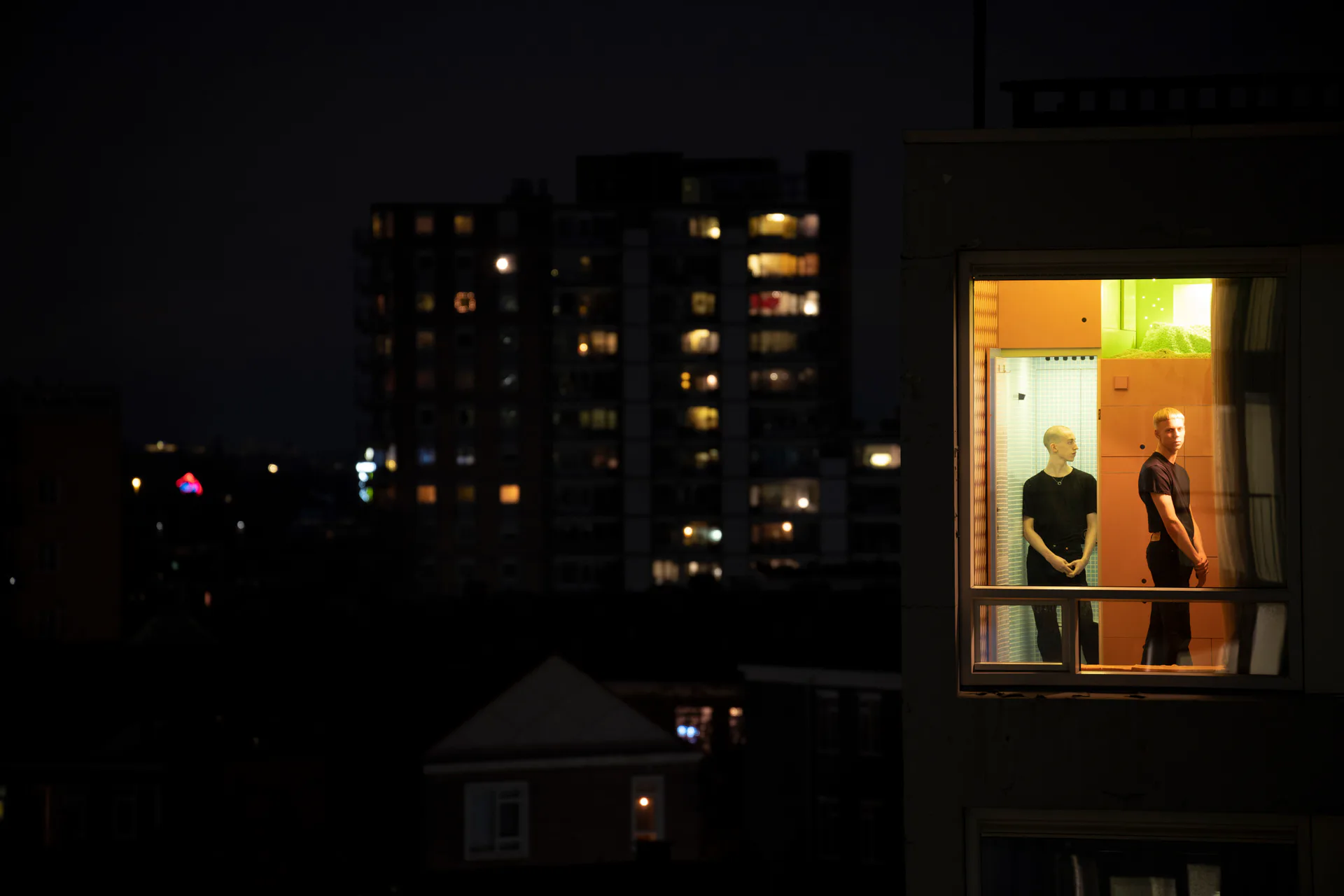 Ein großes Fenster gibt den Blick auf Rotterdam frei.
