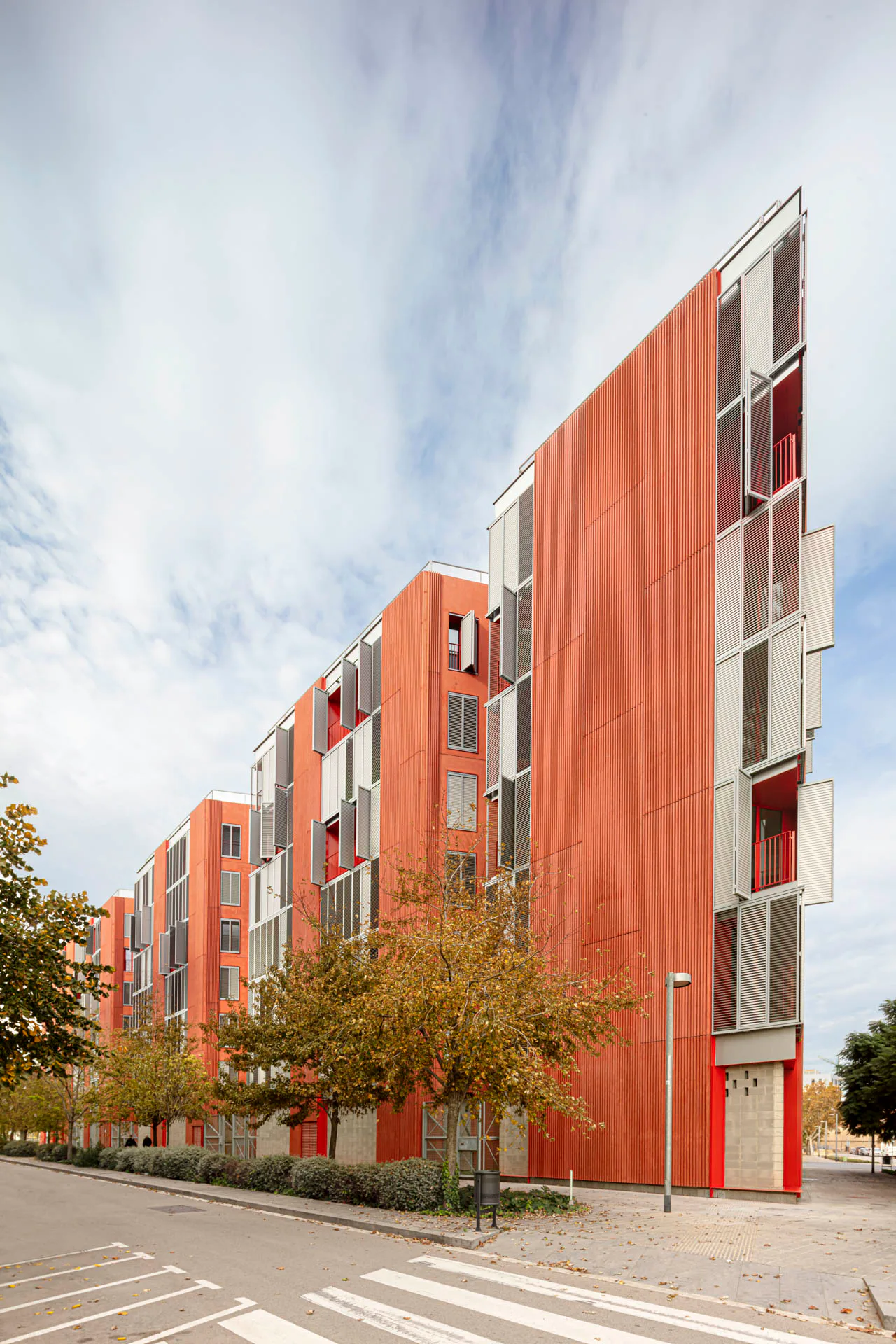 Bis ins Detail haben die Architekten die spitzwinklige Geometrie des Baublocks durchdekliniert.