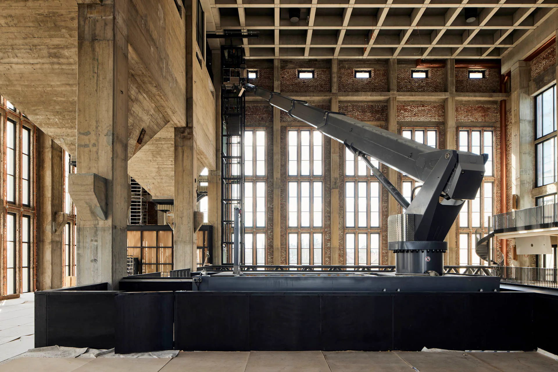 Der Kran auf der Zwischenebene des Atriums wird für Wartungs- und Reinigungsarbeiten genutzt, der gläserne Aufzug hinten links führt auch zur Galerie über den Silos.
