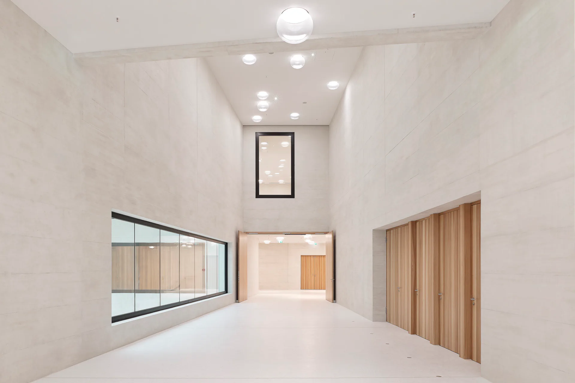 Auch im Inneren ist die Materialpalette authentisch: Sichtbeton, Holz und weißer Terrazzo.